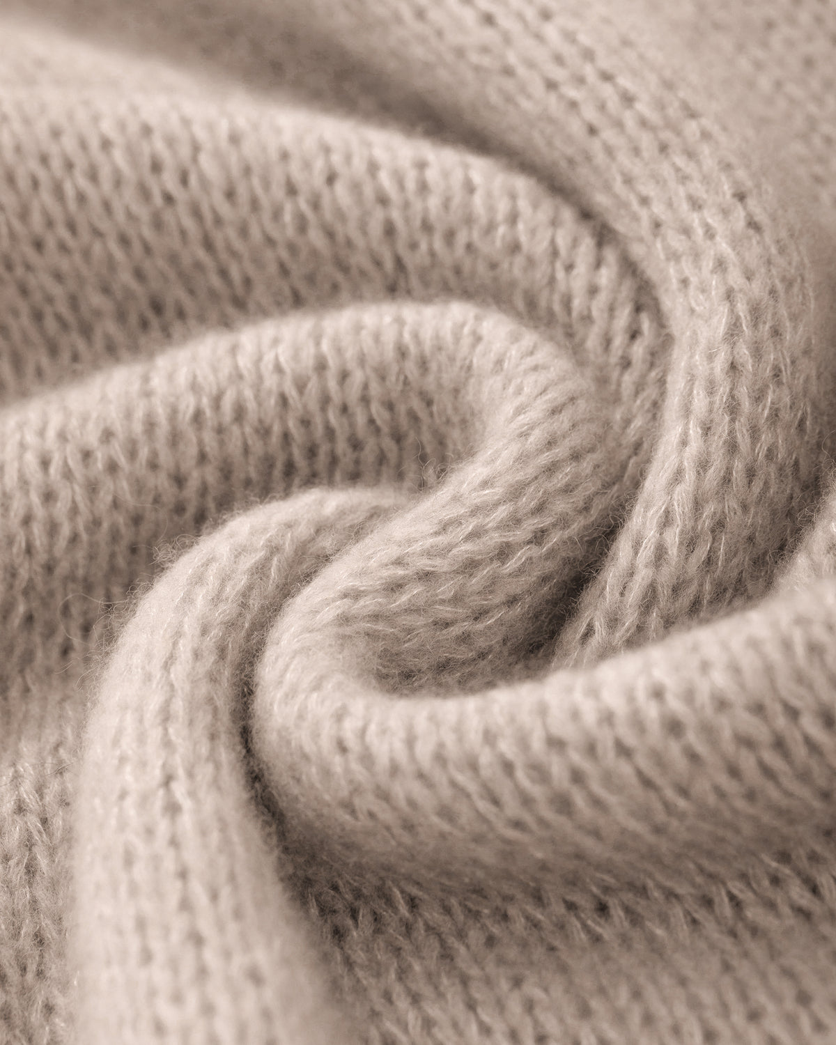 Damen Schal aus 75 % Kaschmir und 25 % Seide in Wheat – glatt und locker gestrickter Schal mit weicher, fließender Haptik. Das zeitlose Design überzeugt durch seine leichte Optik und vielseitigen Stylingmöglichkeiten.
