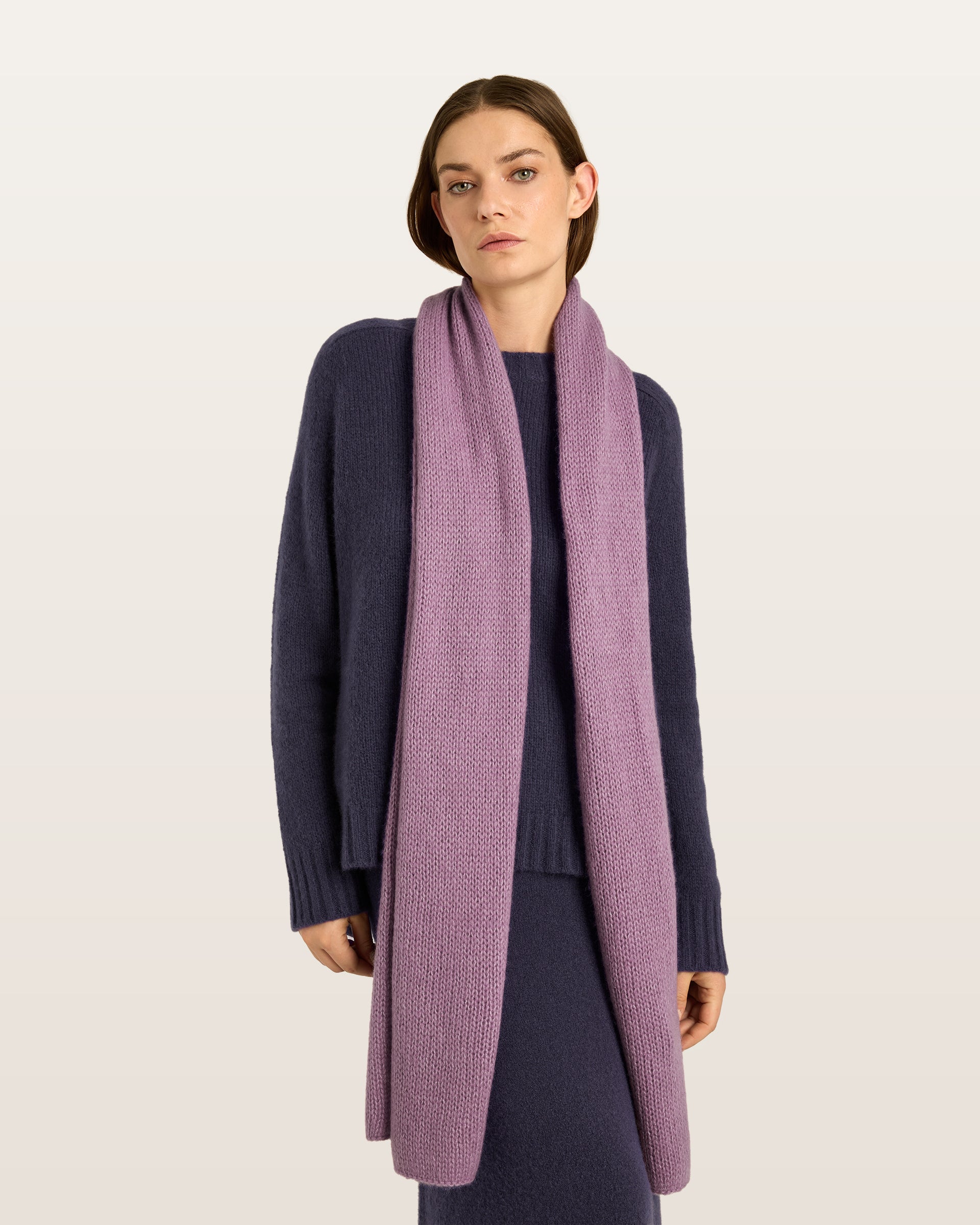 Damen Schal aus 75 % Kaschmir und 25 % Seide in Lilac Mist – glatt und locker gestrickter Schal mit weicher, fließender Haptik. Das zeitlose Design überzeugt durch seine leichte Optik und vielseitigen Stylingmöglichkeiten.
