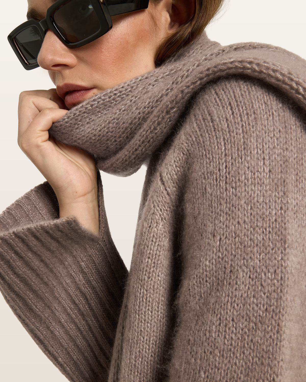 Damen Schal aus 75 % Kaschmir und 25 % Seide in Natural Twine – glatt und locker gestrickter Schal mit weicher, fließender Haptik. Das zeitlose Design überzeugt durch seine leichte Optik und vielseitigen Stylingmöglichkeiten.
