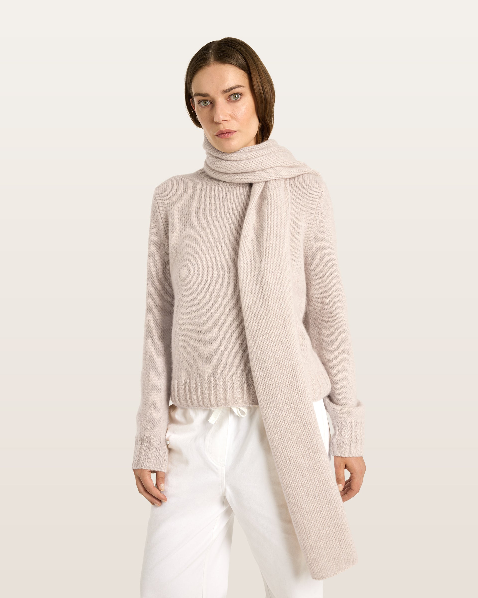 Damen Schal aus 75 % Kaschmir und 25 % Seide in Wheat – glatt und locker gestrickter Schal mit weicher, fließender Haptik. Das zeitlose Design überzeugt durch seine leichte Optik und vielseitigen Stylingmöglichkeiten.
