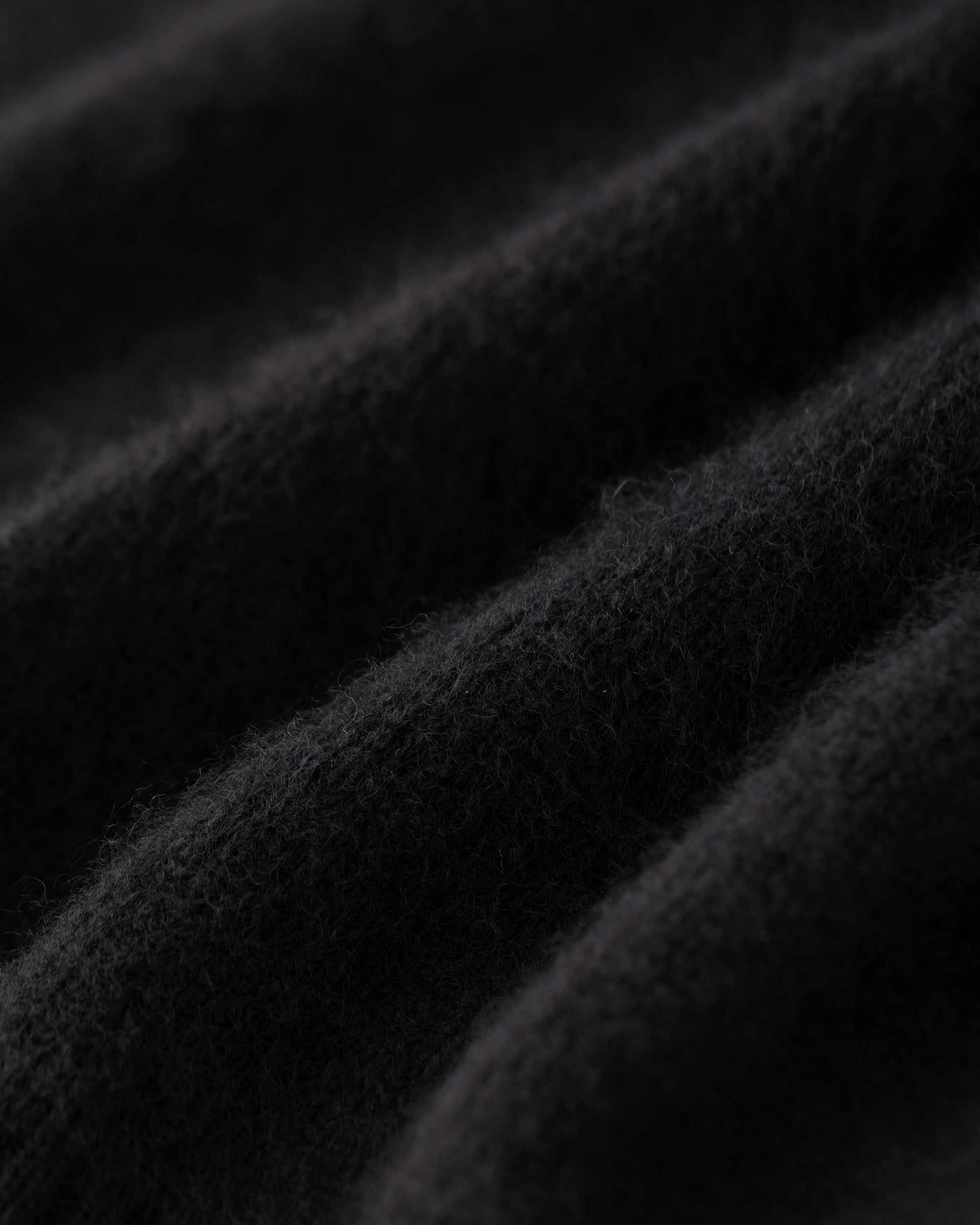 Damen Cardigan aus 75 % Kaschmir und 25 % Seide in Black – glatt gestrickter Cardigan in mittelschwerer Qualität mit körperbetonter Passform, Rundhalsausschnitt mit Kragen in Rippstruktur sowie klassischer Schulterform und langen, schmalen Ärmeln. Ärmelbündchen und Saum sind in Rippstruktur gearbeitet. Knöpfe aus waschbarem Leder und eine kleine aufgesetzte Tasche unterhalb der rechten Brust verleihen dem Modell stilvolle Designakzente.
