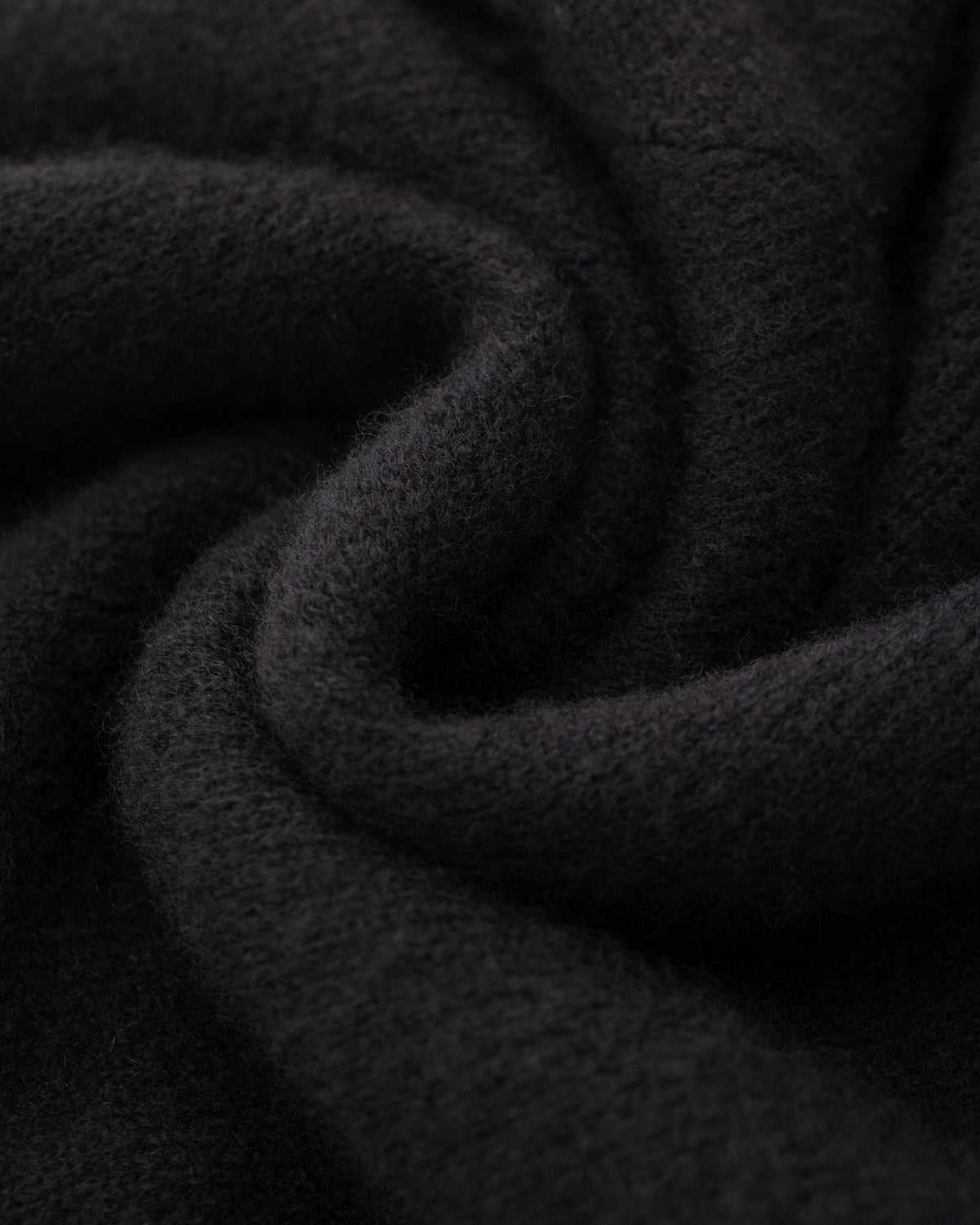 Damen Cardigan aus 75 % Kaschmir und 25 % Seide in Black – glatt gestrickter Cardigan in mittelschwerer Qualität mit körperbetonter Passform, Rundhalsausschnitt mit Kragen in Rippstruktur sowie klassischer Schulterform und langen, schmalen Ärmeln. Ärmelbündchen und Saum sind in Rippstruktur gearbeitet. Knöpfe aus waschbarem Leder und eine kleine aufgesetzte Tasche unterhalb der rechten Brust verleihen dem Modell stilvolle Designakzente.
