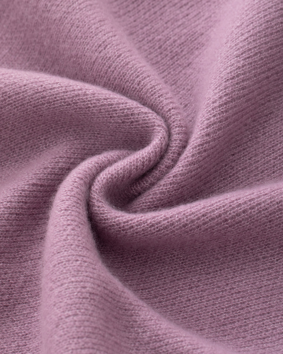 Damen Cardigan aus 75 % Kaschmir und 25 % Seide in Lilac Mist – glatt gestrickter Cardigan in mittelschwerer Qualität mit körperbetonter Passform, Rundhalsausschnitt mit Kragen in Rippstruktur sowie klassischer Schulterform und langen, schmalen Ärmeln. Ärmelbündchen und Saum sind in Rippstruktur gearbeitet. Knöpfe aus waschbarem Leder und eine kleine aufgesetzte Tasche unterhalb der rechten Brust verleihen dem Modell stilvolle Designakzente.