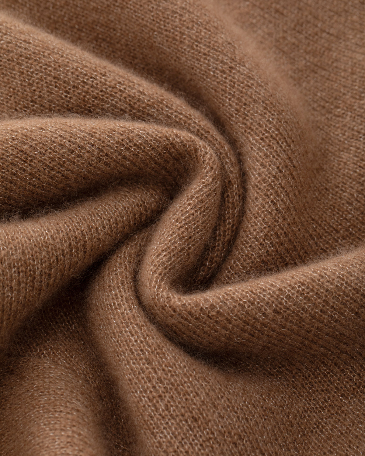 Damen Cardigan aus 75 % Kaschmir und 25 % Seide in Vintage Cocoa – glatt gestrickter Cardigan in mittelschwerer Qualität mit körperbetonter Passform, Rundhalsausschnitt mit Kragen in Rippstruktur sowie klassischer Schulterform und langen, schmalen Ärmeln. Ärmelbündchen und Saum sind in Rippstruktur gearbeitet. Knöpfe aus waschbarem Leder und eine kleine aufgesetzte Tasche unterhalb der rechten Brust verleihen dem Modell stilvolle Designakzente.