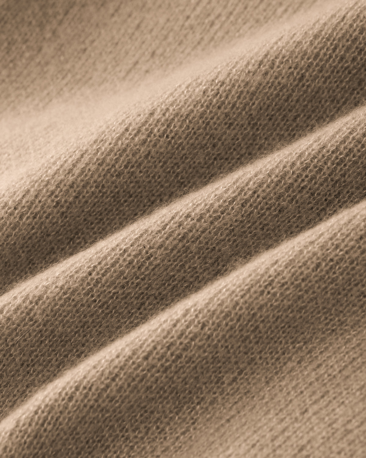 Damen Cardigan aus 75 % Kaschmir und 25 % Seide in Warm Sand – glatt gestrickter Cardigan in mittelschwerer Qualität mit körperbetonter Passform, Rundhalsausschnitt mit Kragen in Rippstruktur sowie klassischer Schulterform und langen, schmalen Ärmeln. Ärmelbündchen und Saum sind in Rippstruktur gearbeitet. Knöpfe aus waschbarem Leder und eine kleine aufgesetzte Tasche unterhalb der rechten Brust verleihen dem Modell stilvolle Designakzente.
