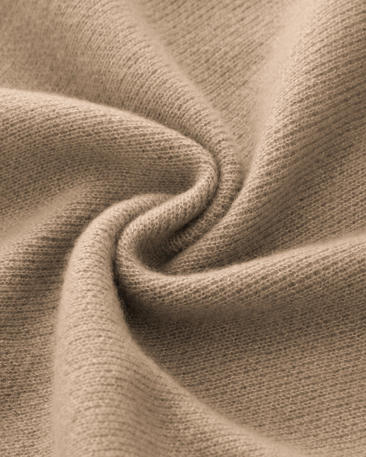 Damen Cardigan aus 75 % Kaschmir und 25 % Seide in Warm Sand – glatt gestrickter Cardigan in mittelschwerer Qualität mit körperbetonter Passform, Rundhalsausschnitt mit Kragen in Rippstruktur sowie klassischer Schulterform und langen, schmalen Ärmeln. Ärmelbündchen und Saum sind in Rippstruktur gearbeitet. Knöpfe aus waschbarem Leder und eine kleine aufgesetzte Tasche unterhalb der rechten Brust verleihen dem Modell stilvolle Designakzente.
