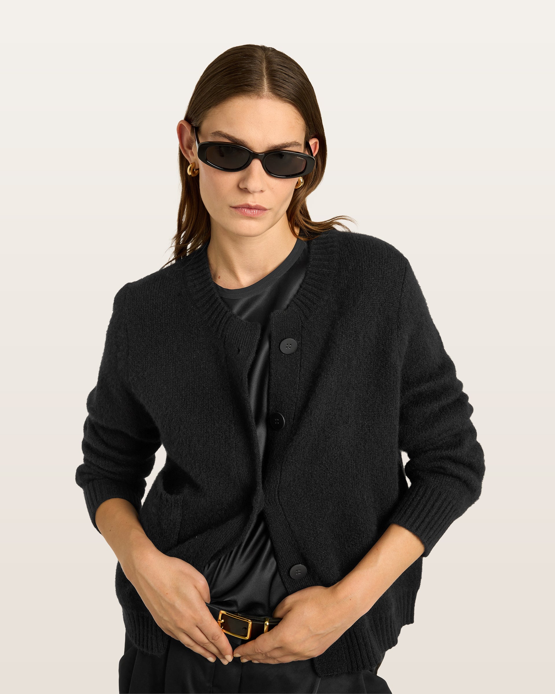 Damen Cardigan aus 75 % Kaschmir und 25 % Seide in Black – glatt gestrickter Cardigan in mittelschwerer Qualität mit körperbetonter Passform, Rundhalsausschnitt mit Kragen in Rippstruktur sowie klassischer Schulterform und langen, schmalen Ärmeln. Ärmelbündchen und Saum sind in Rippstruktur gearbeitet. Knöpfe aus waschbarem Leder und eine kleine aufgesetzte Tasche unterhalb der rechten Brust verleihen dem Modell stilvolle Designakzente.
