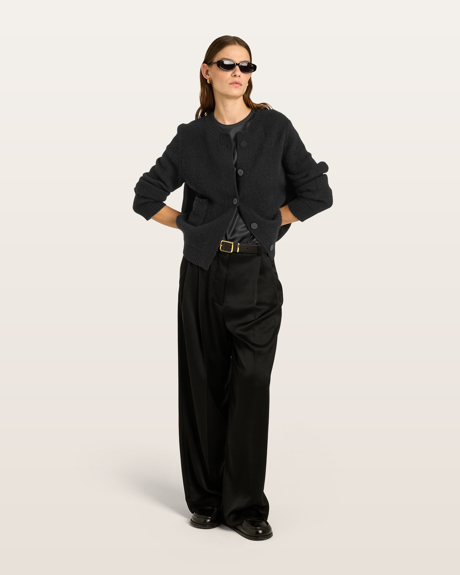 Damen Cardigan aus 75 % Kaschmir und 25 % Seide in Black – glatt gestrickter Cardigan in mittelschwerer Qualität mit körperbetonter Passform, Rundhalsausschnitt mit Kragen in Rippstruktur sowie klassischer Schulterform und langen, schmalen Ärmeln. Ärmelbündchen und Saum sind in Rippstruktur gearbeitet. Knöpfe aus waschbarem Leder und eine kleine aufgesetzte Tasche unterhalb der rechten Brust verleihen dem Modell stilvolle Designakzente.
