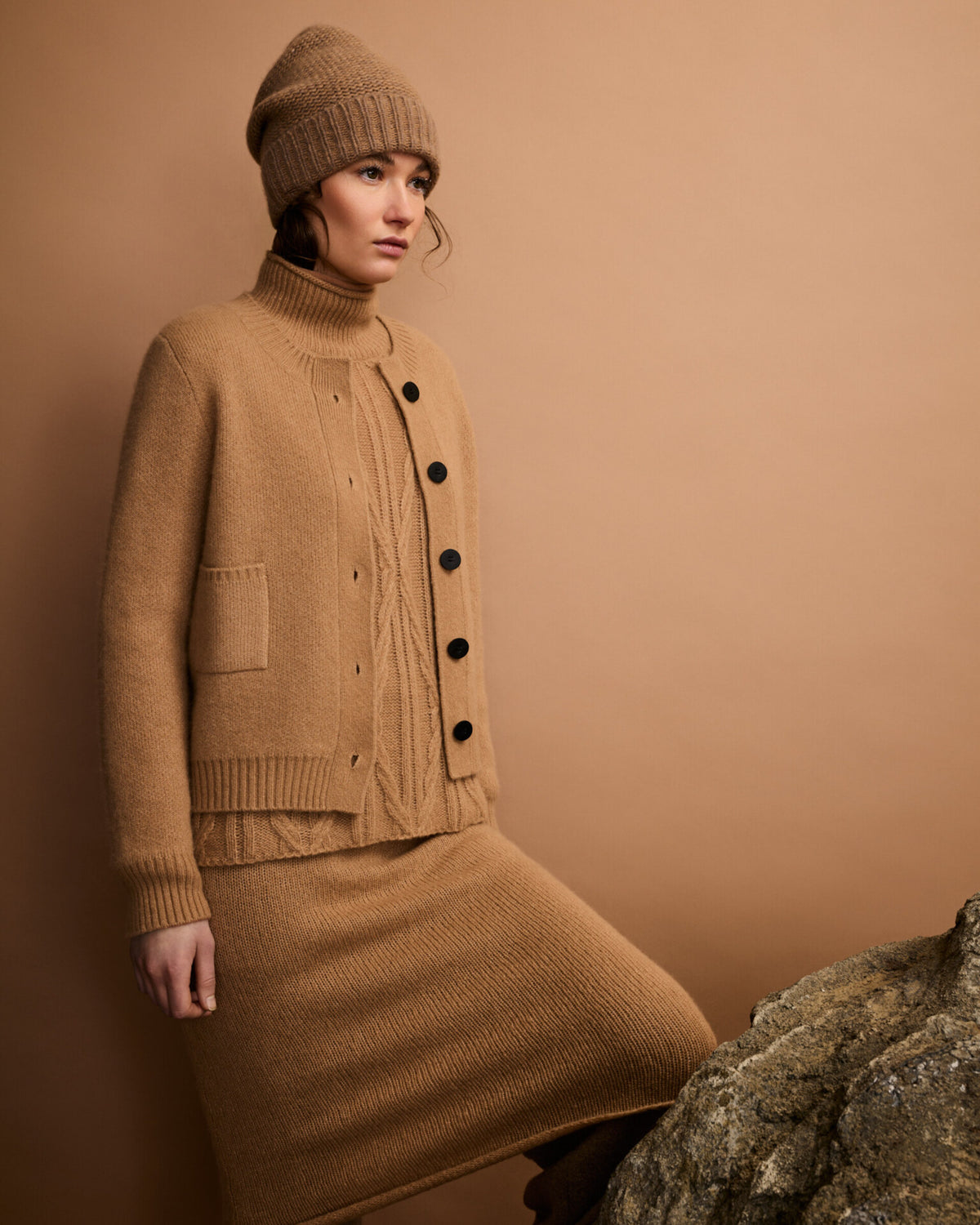 Damen Cardigan aus 75 % Kaschmir und 25 % Seide in Warm Sand – glatt gestrickter Cardigan in mittelschwerer Qualität mit körperbetonter Passform, Rundhalsausschnitt mit Kragen in Rippstruktur sowie klassischer Schulterform und langen, schmalen Ärmeln. Ärmelbündchen und Saum sind in Rippstruktur gearbeitet. Knöpfe aus waschbarem Leder und eine kleine aufgesetzte Tasche unterhalb der rechten Brust verleihen dem Modell stilvolle Designakzente.
