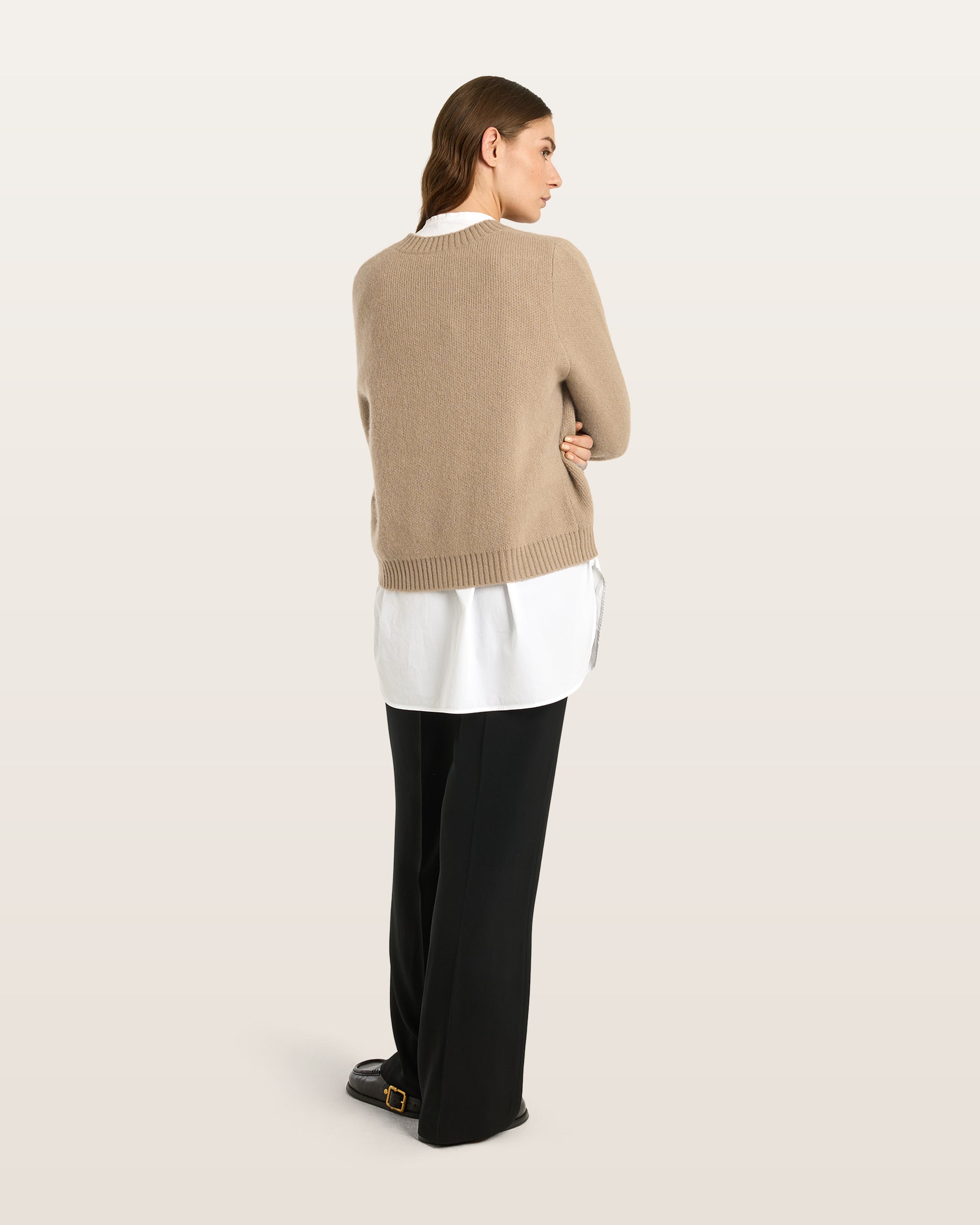 Damen Cardigan aus 75 % Kaschmir und 25 % Seide in Warm Sand – glatt gestrickter Cardigan in mittelschwerer Qualität mit körperbetonter Passform, Rundhalsausschnitt mit Kragen in Rippstruktur sowie klassischer Schulterform und langen, schmalen Ärmeln. Ärmelbündchen und Saum sind in Rippstruktur gearbeitet. Knöpfe aus waschbarem Leder und eine kleine aufgesetzte Tasche unterhalb der rechten Brust verleihen dem Modell stilvolle Designakzente.
