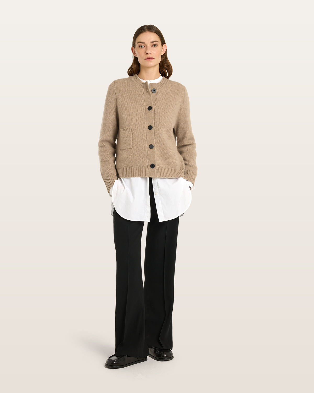 Damen Cardigan aus 75 % Kaschmir und 25 % Seide in Warm Sand – glatt gestrickter Cardigan in mittelschwerer Qualität mit körperbetonter Passform, Rundhalsausschnitt mit Kragen in Rippstruktur sowie klassischer Schulterform und langen, schmalen Ärmeln. Ärmelbündchen und Saum sind in Rippstruktur gearbeitet. Knöpfe aus waschbarem Leder und eine kleine aufgesetzte Tasche unterhalb der rechten Brust verleihen dem Modell stilvolle Designakzente.
