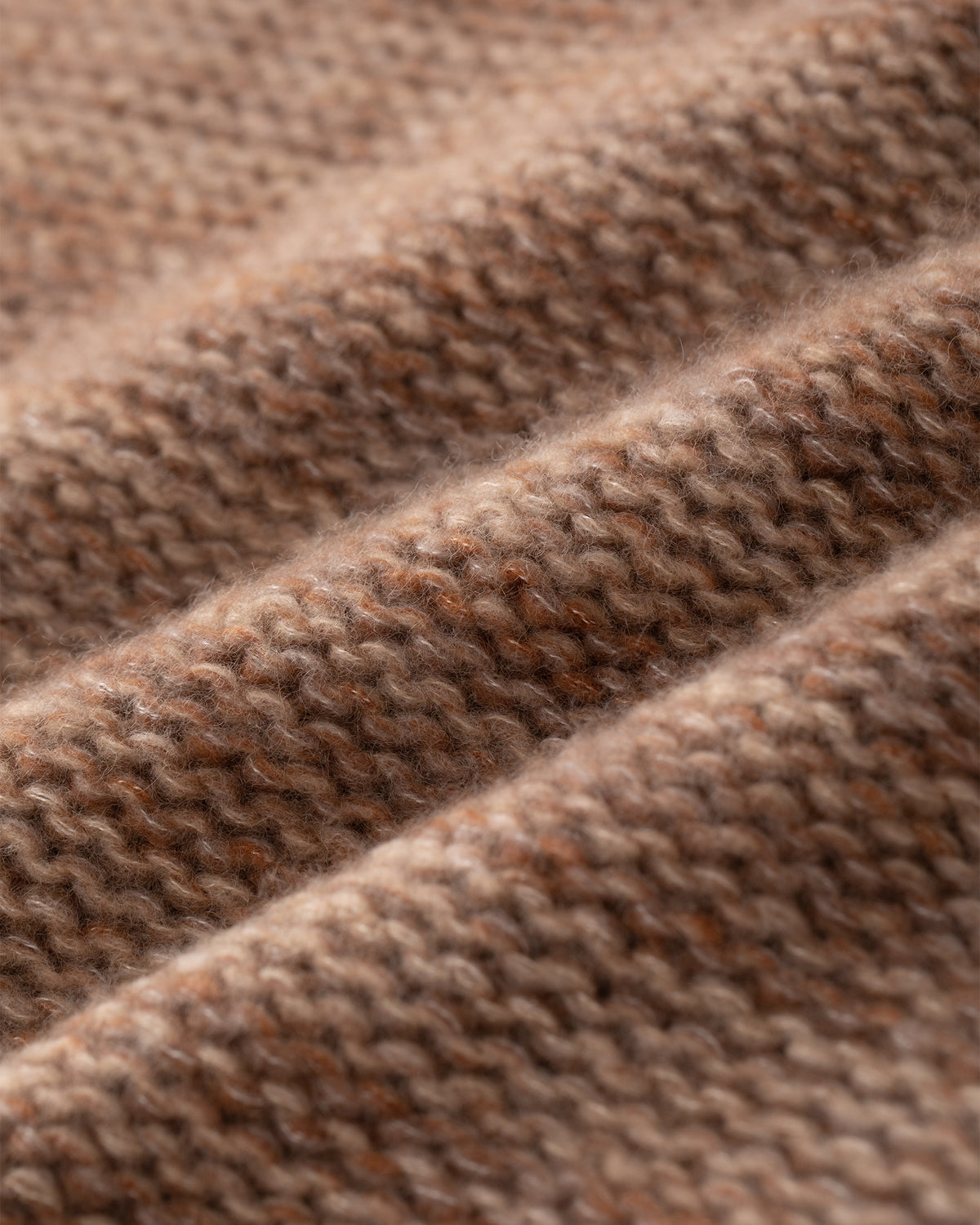 Damen Pullover aus 75 % Kaschmir und 25 % Seide in Chital – grob gestrickter Pullover aus Mouliné-Garn in oversized Passform mit links gestrickter Optik, Rollkragen in Rippstruktur, überschnittener Schulter sowie langen, relaxten Ärmeln. Rippstrukturen an den Seitennähten, Schultern und Ärmeln sowie Ärmelbündchen und Saum in Rippstruktur verleihen dem Modell eine besondere Textur. Das längere Rückenteil und die Schlitze an den Seitennähten sorgen für eine moderne, lässige Silhouette.