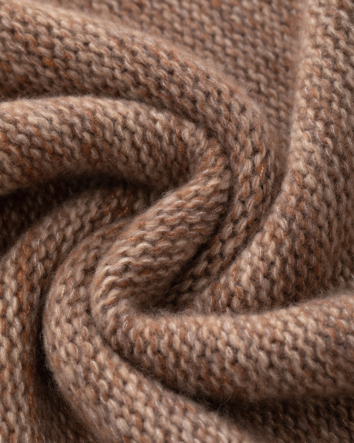Damen Pullover aus 75 % Kaschmir und 25 % Seide in Chital – grob gestrickter Pullover aus Mouliné-Garn in oversized Passform mit links gestrickter Optik, Rollkragen in Rippstruktur, überschnittener Schulter sowie langen, relaxten Ärmeln. Rippstrukturen an den Seitennähten, Schultern und Ärmeln sowie Ärmelbündchen und Saum in Rippstruktur verleihen dem Modell eine besondere Textur. Das längere Rückenteil und die Schlitze an den Seitennähten sorgen für eine moderne, lässige Silhouette.