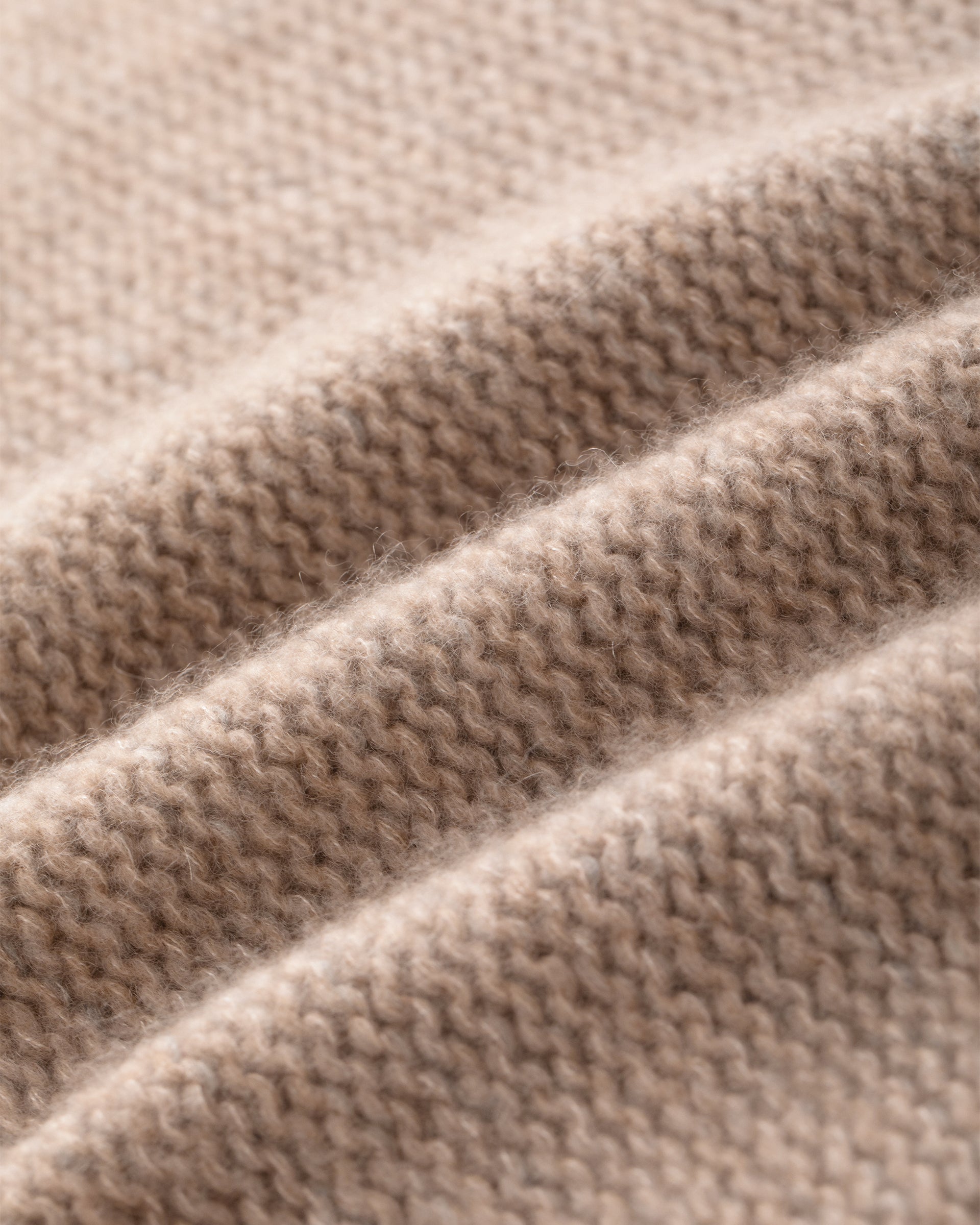 Damen Pullover aus 75 % Kaschmir und 25 % Seide in Misty Beige – grob gestrickter Pullover aus Mouliné-Garn in oversized Passform mit links gestrickter Optik, Rollkragen in Rippstruktur, überschnittener Schulter sowie langen, relaxten Ärmeln. Rippstrukturen an den Seitennähten, Schultern und Ärmeln sowie Ärmelbündchen und Saum in Rippstruktur verleihen dem Modell eine besondere Textur. Das längere Rückenteil und die Schlitze an den Seitennähten sorgen für eine moderne, lässige Silhouette.