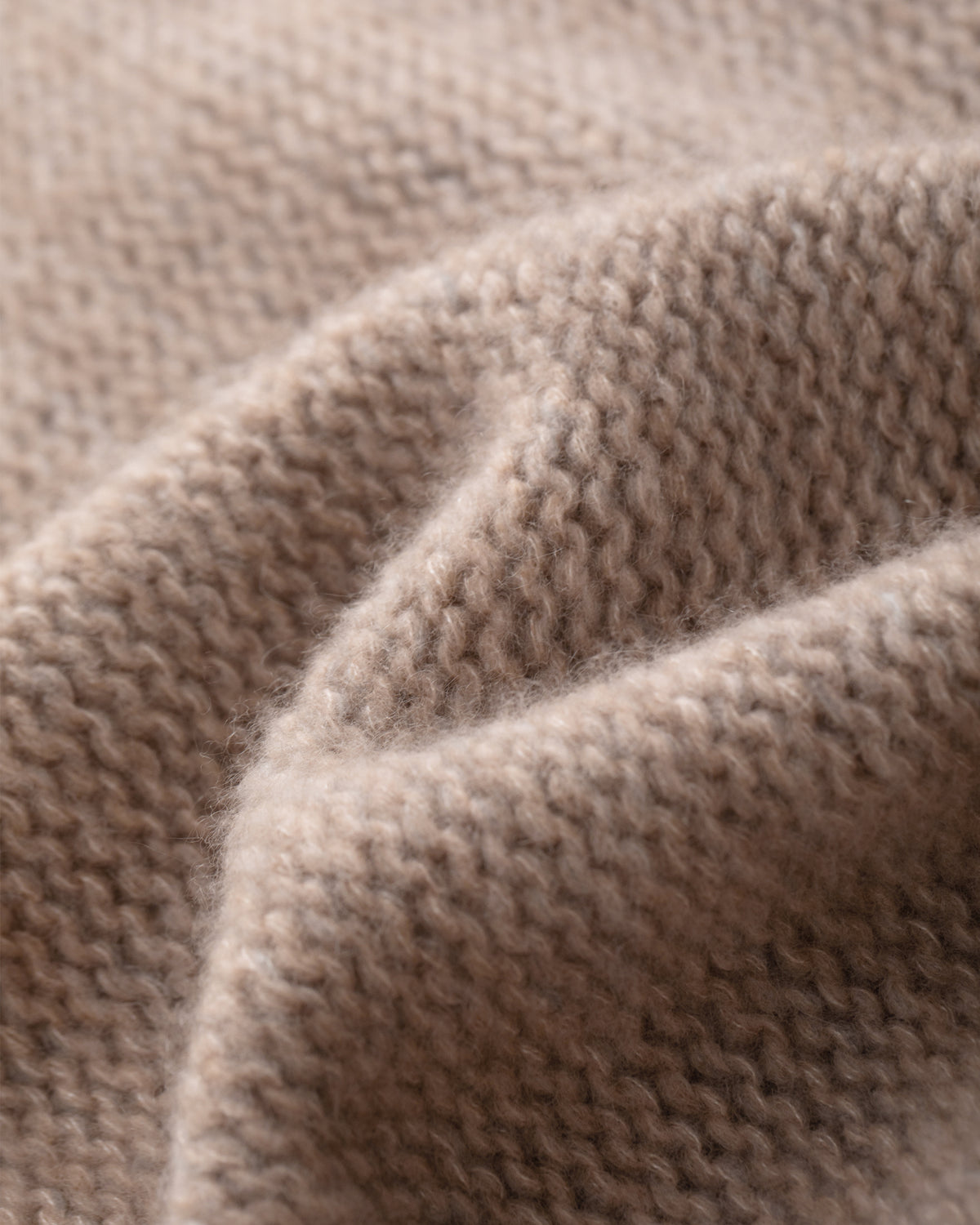 Damen Pullover aus 75 % Kaschmir und 25 % Seide in Misty Beige – grob gestrickter Pullover aus Mouliné-Garn in oversized Passform mit links gestrickter Optik, Rollkragen in Rippstruktur, überschnittener Schulter sowie langen, relaxten Ärmeln. Rippstrukturen an den Seitennähten, Schultern und Ärmeln sowie Ärmelbündchen und Saum in Rippstruktur verleihen dem Modell eine besondere Textur. Das längere Rückenteil und die Schlitze an den Seitennähten sorgen für eine moderne, lässige Silhouette.