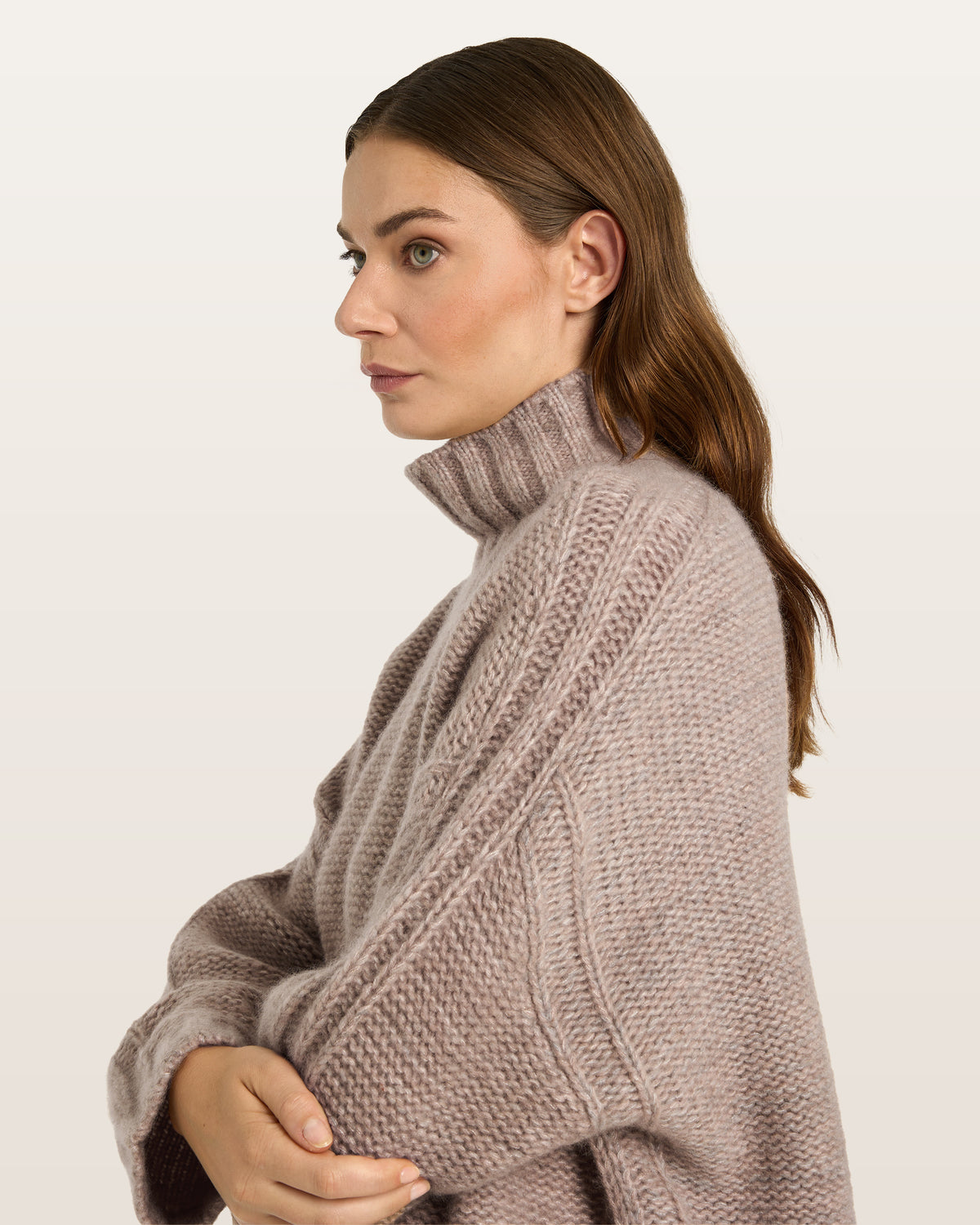 Damen Pullover aus 75 % Kaschmir und 25 % Seide in Misty Beige – grob gestrickter Pullover aus Mouliné-Garn in oversized Passform mit links gestrickter Optik, Rollkragen in Rippstruktur, überschnittener Schulter sowie langen, relaxten Ärmeln. Rippstrukturen an den Seitennähten, Schultern und Ärmeln sowie Ärmelbündchen und Saum in Rippstruktur verleihen dem Modell eine besondere Textur. Das längere Rückenteil und die Schlitze an den Seitennähten sorgen für eine moderne, lässige Silhouette.