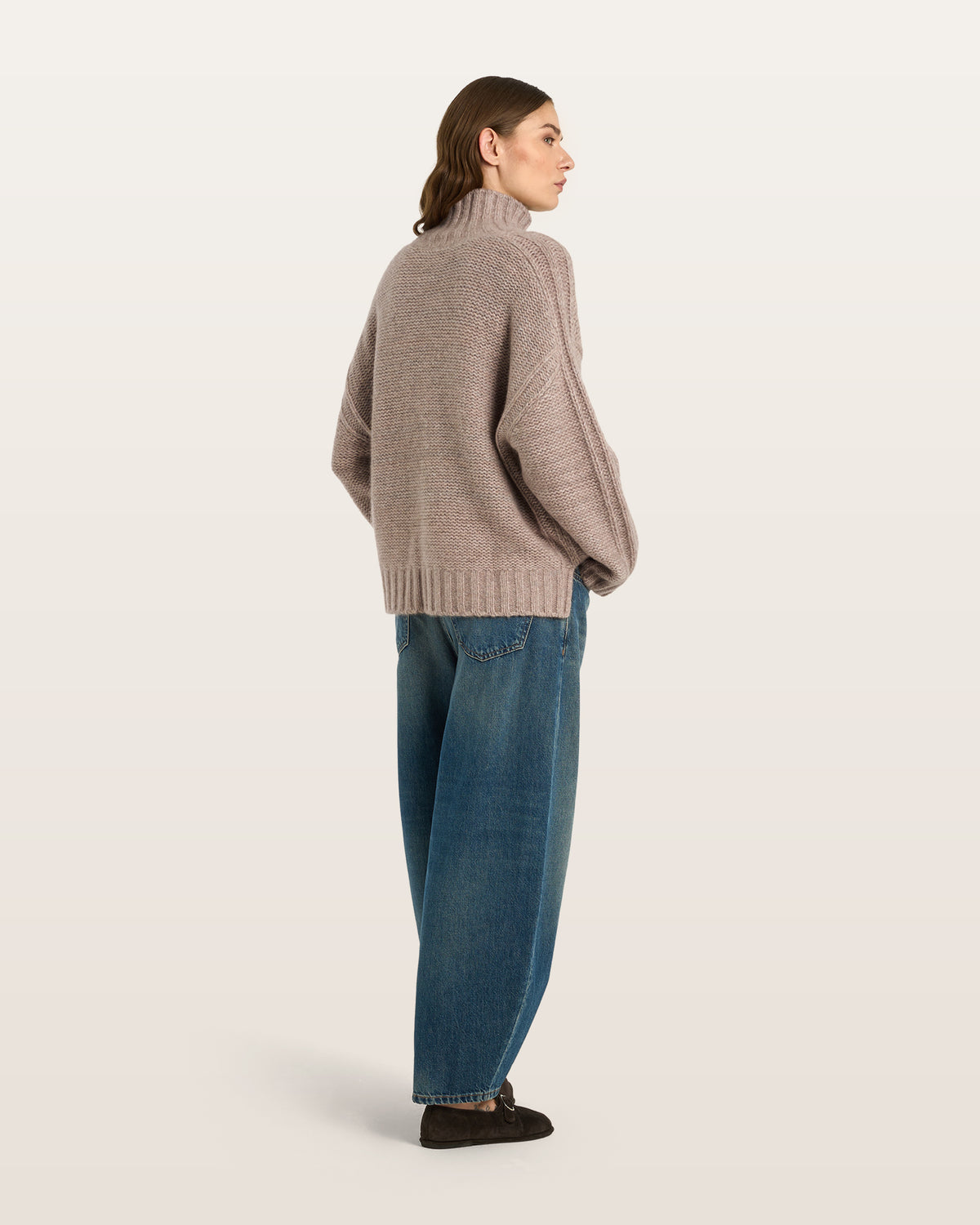 Damen Pullover aus 75 % Kaschmir und 25 % Seide in Misty Beige – grob gestrickter Pullover aus Mouliné-Garn in oversized Passform mit links gestrickter Optik, Rollkragen in Rippstruktur, überschnittener Schulter sowie langen, relaxten Ärmeln. Rippstrukturen an den Seitennähten, Schultern und Ärmeln sowie Ärmelbündchen und Saum in Rippstruktur verleihen dem Modell eine besondere Textur. Das längere Rückenteil und die Schlitze an den Seitennähten sorgen für eine moderne, lässige Silhouette.