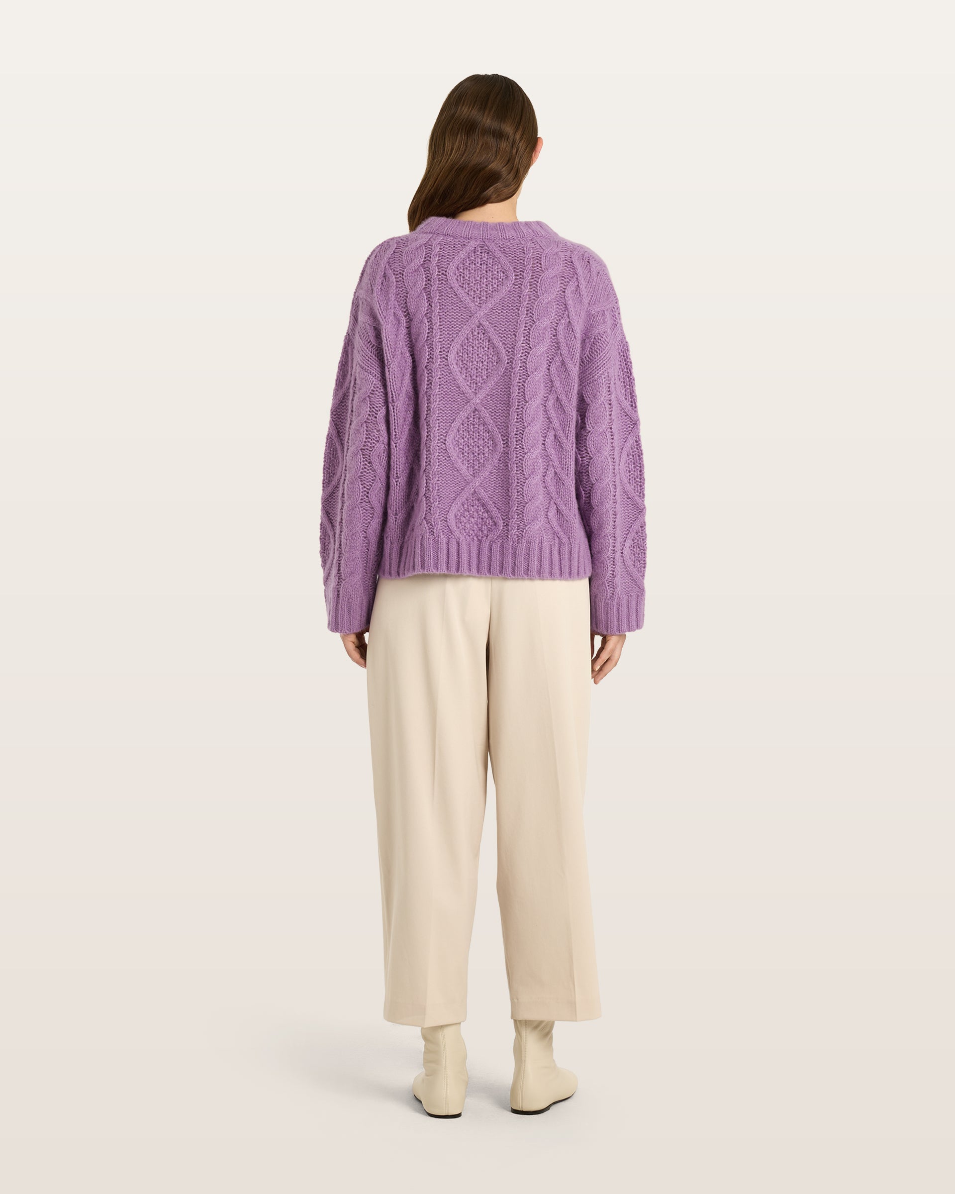 Damen Pullover aus 75 % Kaschmir und 25 % Seide in Lilac Mist – Pullover mit klassischem Zopfmuster in grober Strickqualität und kastiger, lockerer Passform. Der doppelte, breite Kragen in Rippstruktur verleiht dem Modell eine markante Optik, während überschnittene Schultern, lange, relaxte Ärmel sowie Bündchen und Saum in Rippstruktur den lässigen Look unterstreichen.