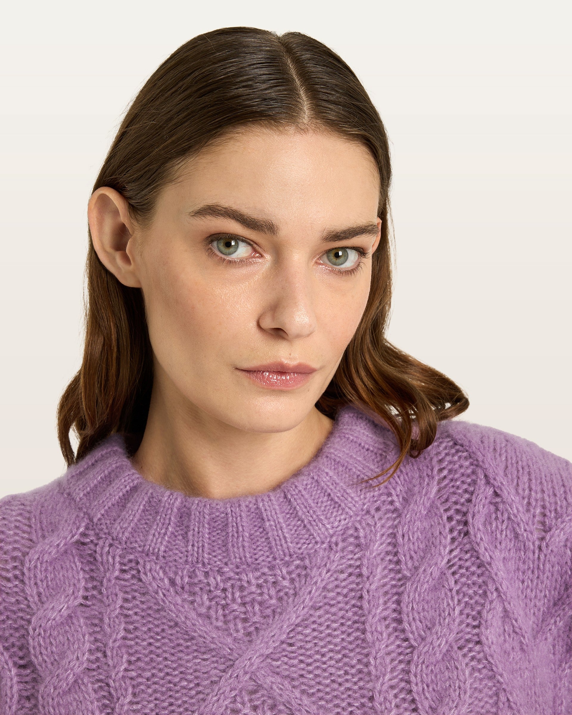 Damen Pullover aus 75 % Kaschmir und 25 % Seide in Lilac Mist – Pullover mit klassischem Zopfmuster in grober Strickqualität und kastiger, lockerer Passform. Der doppelte, breite Kragen in Rippstruktur verleiht dem Modell eine markante Optik, während überschnittene Schultern, lange, relaxte Ärmel sowie Bündchen und Saum in Rippstruktur den lässigen Look unterstreichen.