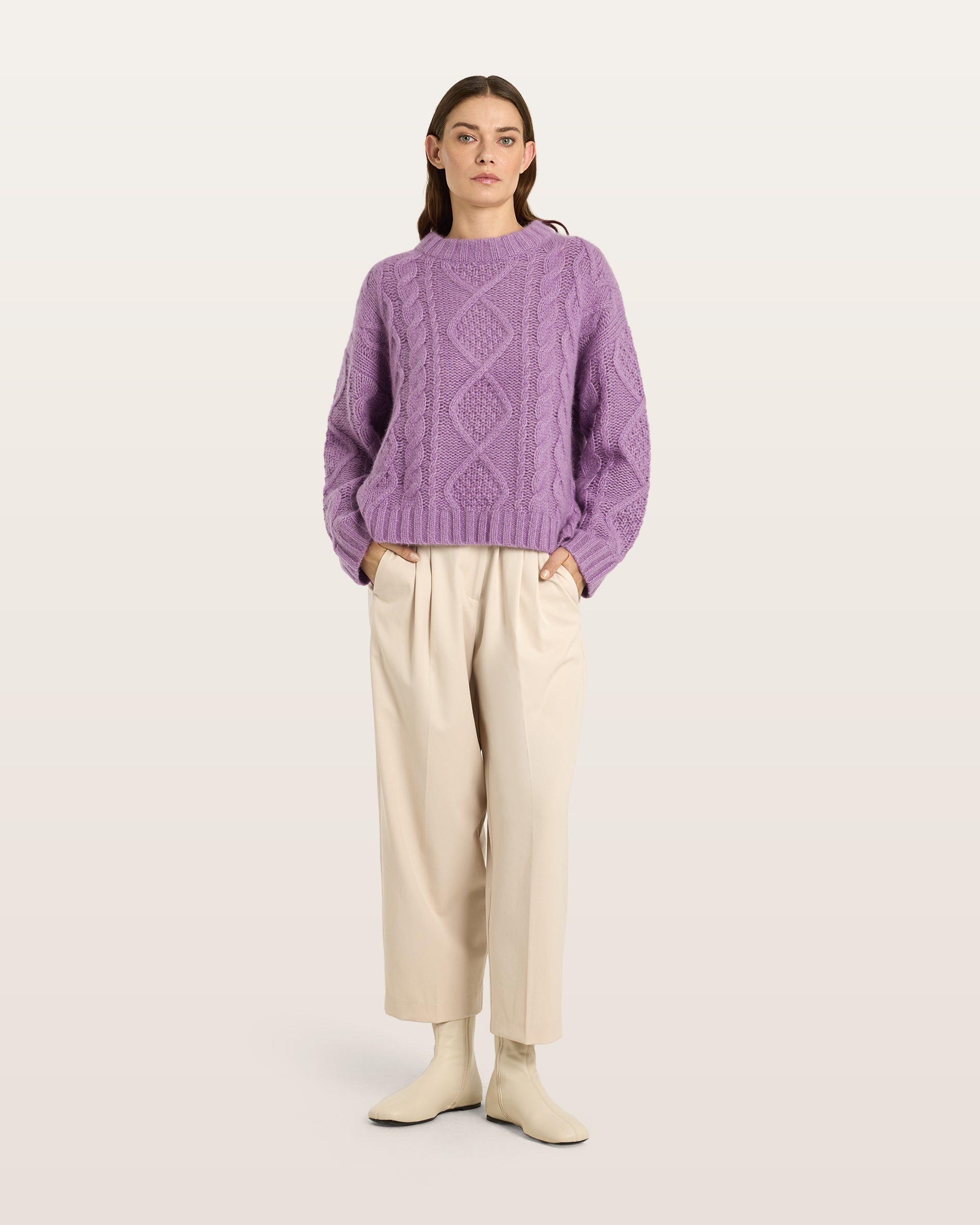 Damen Pullover aus 75 % Kaschmir und 25 % Seide in Lilac Mist – Pullover mit klassischem Zopfmuster in grober Strickqualität und kastiger, lockerer Passform. Der doppelte, breite Kragen in Rippstruktur verleiht dem Modell eine markante Optik, während überschnittene Schultern, lange, relaxte Ärmel sowie Bündchen und Saum in Rippstruktur den lässigen Look unterstreichen.