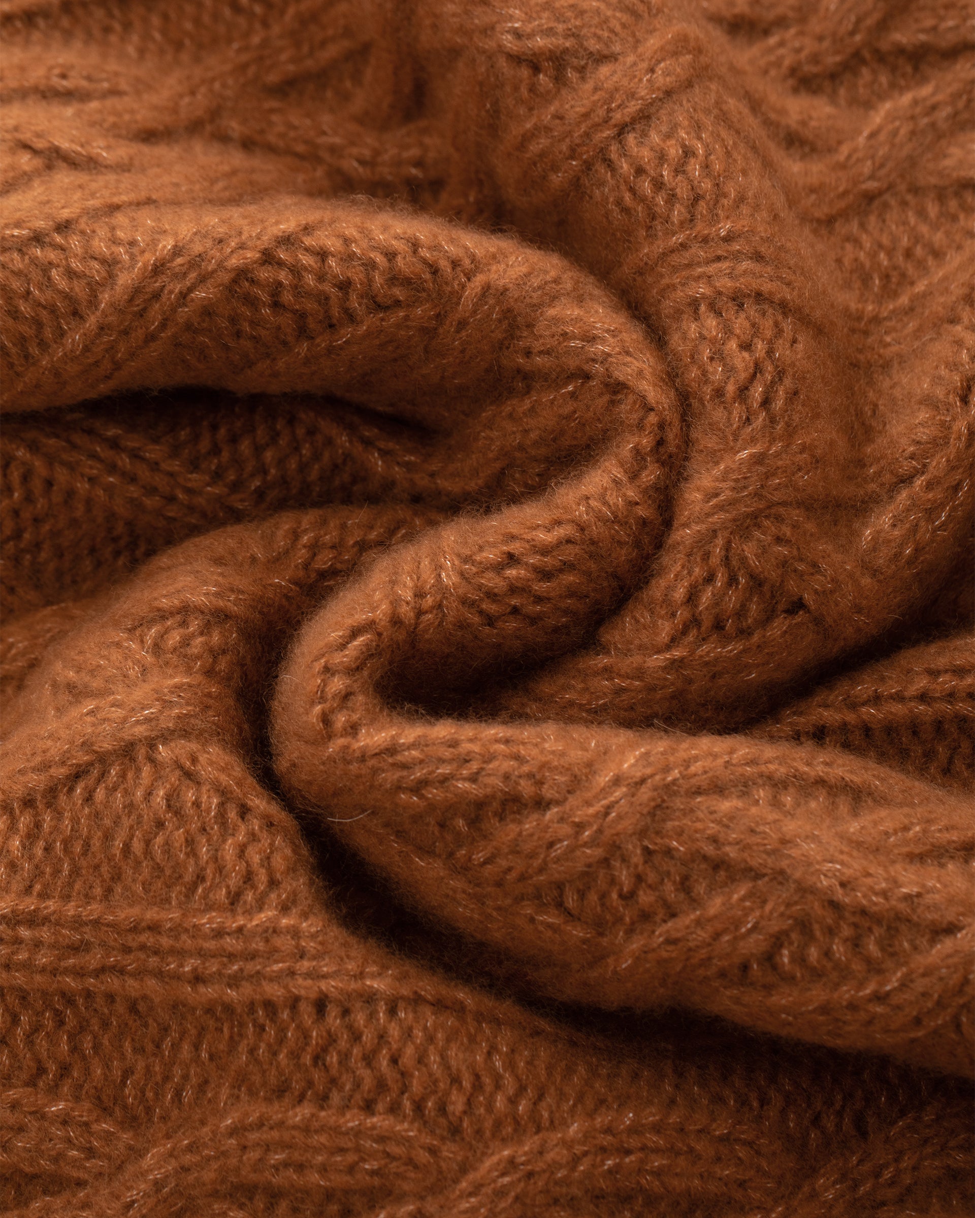 Damen Pullover aus 75 % Kaschmir und 25 % Seide in Bronze – Pullover mit Zopfmuster in grober Strickqualität und oversized Passform, Stehkragen in Rippstruktur, überschnittener Schulter sowie langen, relaxten Ärmeln. Ärmelbündchen und Saum sind in Rippstruktur gearbeitet und verleihen dem Modell einen markanten, zeitlosen Look.
