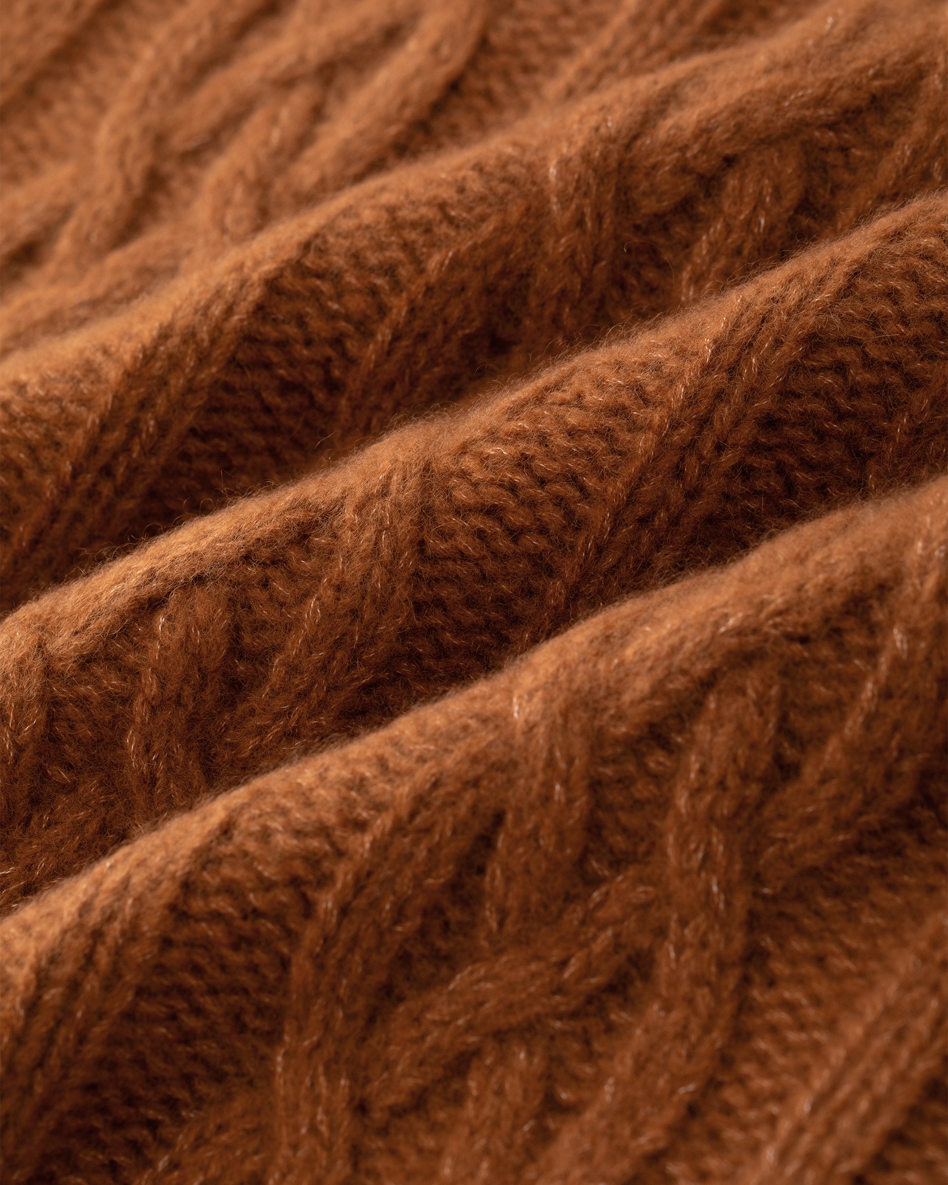 Damen Pullover aus 75 % Kaschmir und 25 % Seide in Bronze – Pullover mit Zopfmuster in grober Strickqualität und oversized Passform, Stehkragen in Rippstruktur, überschnittener Schulter sowie langen, relaxten Ärmeln. Ärmelbündchen und Saum sind in Rippstruktur gearbeitet und verleihen dem Modell einen markanten, zeitlosen Look.
