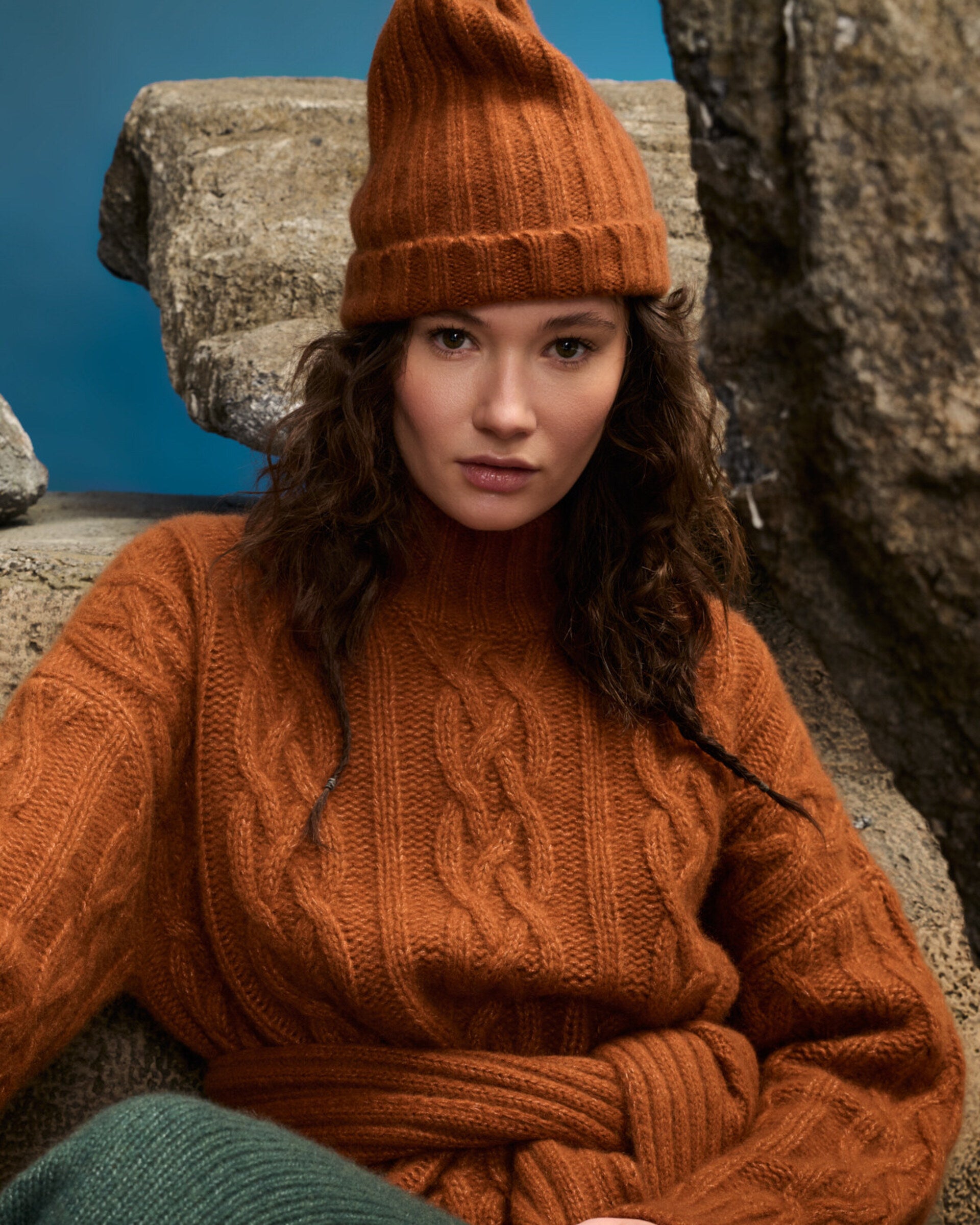 Damen Pullover aus 75 % Kaschmir und 25 % Seide in Bronze – Pullover mit Zopfmuster in grober Strickqualität und oversized Passform, Stehkragen in Rippstruktur, überschnittener Schulter sowie langen, relaxten Ärmeln. Ärmelbündchen und Saum sind in Rippstruktur gearbeitet und verleihen dem Modell einen markanten, zeitlosen Look.
