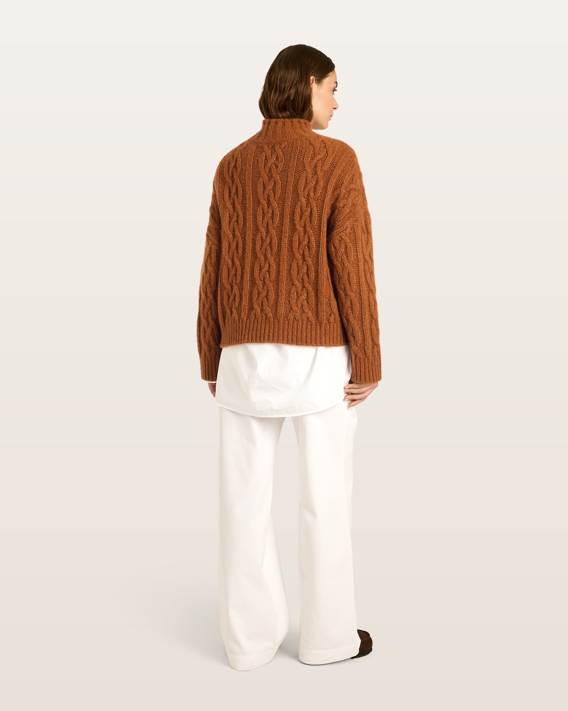 Damen Pullover aus 75 % Kaschmir und 25 % Seide in Bronze – Pullover mit Zopfmuster in grober Strickqualität und oversized Passform, Stehkragen in Rippstruktur, überschnittener Schulter sowie langen, relaxten Ärmeln. Ärmelbündchen und Saum sind in Rippstruktur gearbeitet und verleihen dem Modell einen markanten, zeitlosen Look.
