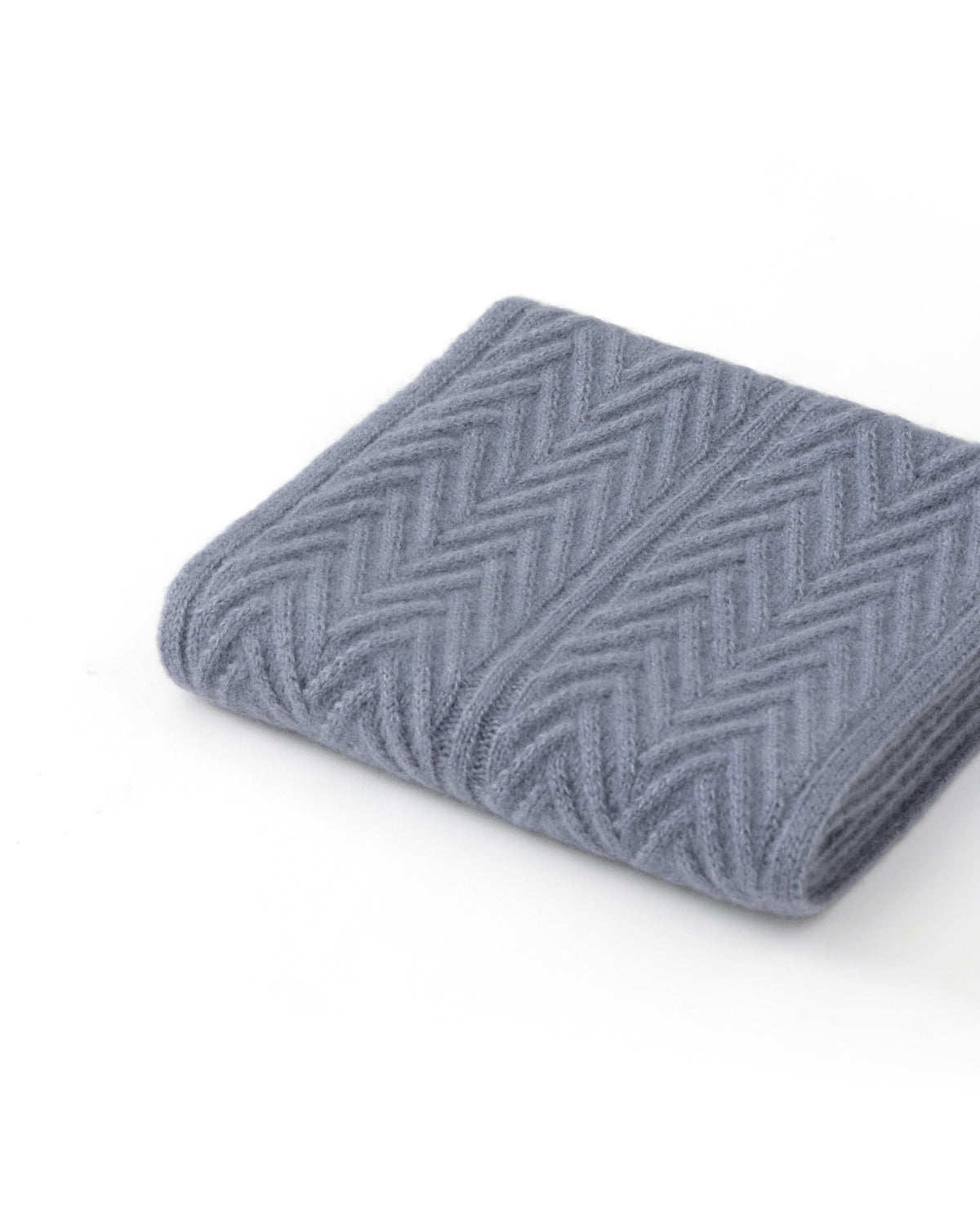 Damen Schal aus 75 % Kaschmir und 25 % Seide in Blue Mirage – Schal mit Zopfmuster in mittelschwerer Strickqualität. Das zeitlose Design überzeugt durch seine markante Strickstruktur, die weiche Haptik und vielseitige Stylingmöglichkeiten.
