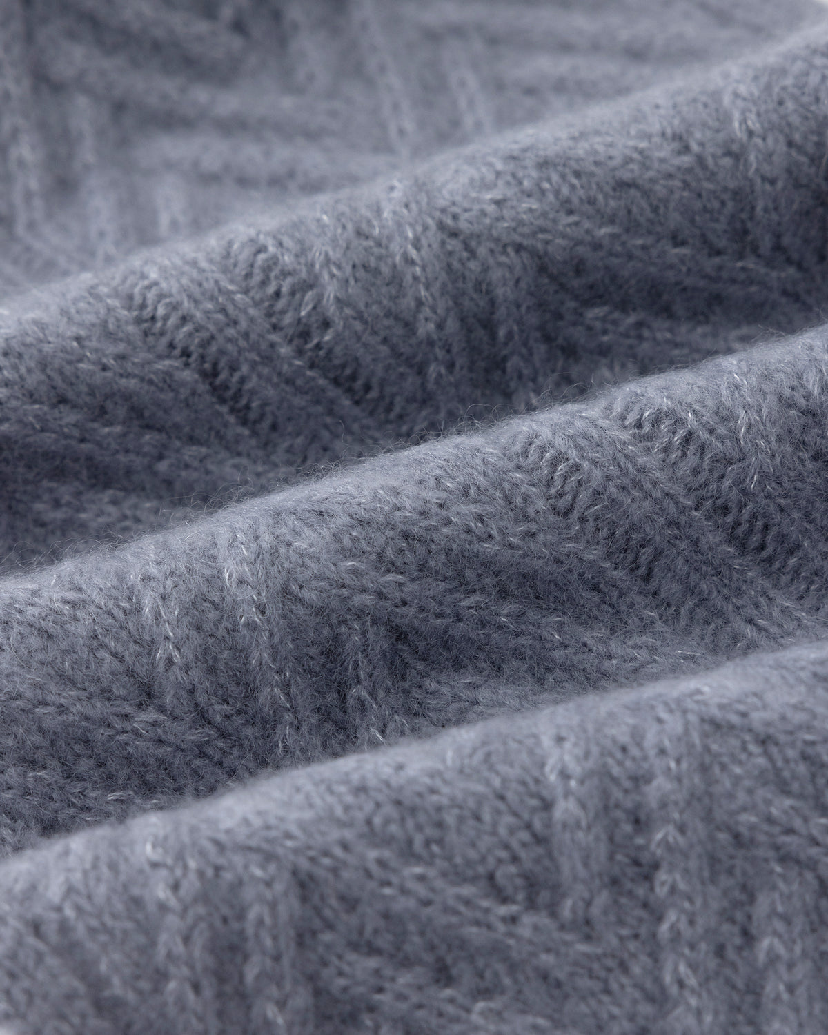 Damen Schal aus 75 % Kaschmir und 25 % Seide in Blue Mirage – Schal mit Zopfmuster in mittelschwerer Strickqualität. Das zeitlose Design überzeugt durch seine markante Strickstruktur, die weiche Haptik und vielseitige Stylingmöglichkeiten.
