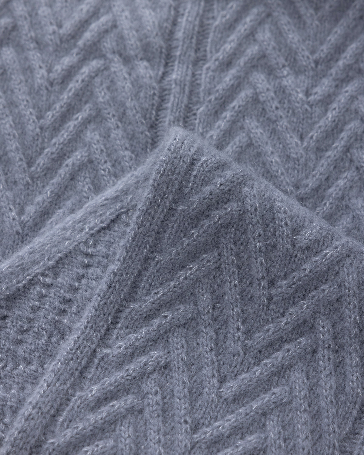 Damen Schal aus 75 % Kaschmir und 25 % Seide in Blue Mirage – Schal mit Zopfmuster in mittelschwerer Strickqualität. Das zeitlose Design überzeugt durch seine markante Strickstruktur, die weiche Haptik und vielseitige Stylingmöglichkeiten.
