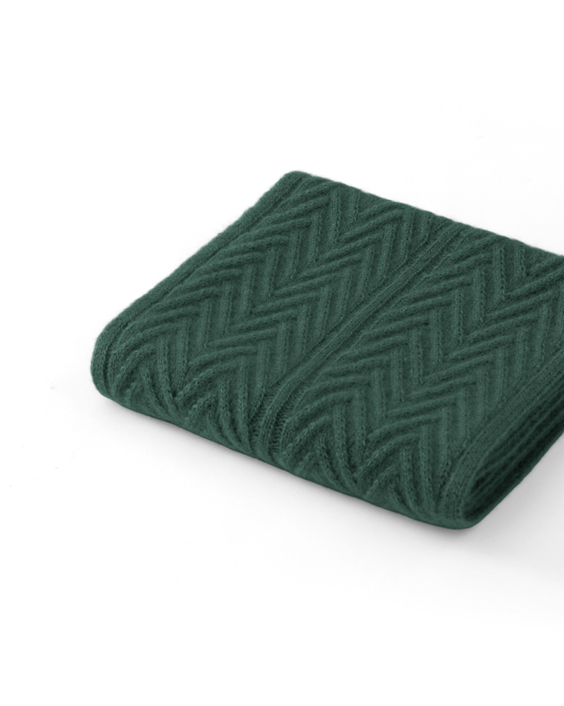 Damen Schal aus 75 % Kaschmir und 25 % Seide in Emerald – Schal mit Zopfmuster in mittelschwerer Strickqualität. Das zeitlose Design überzeugt durch seine markante Strickstruktur, die weiche Haptik und vielseitige Stylingmöglichkeiten.
