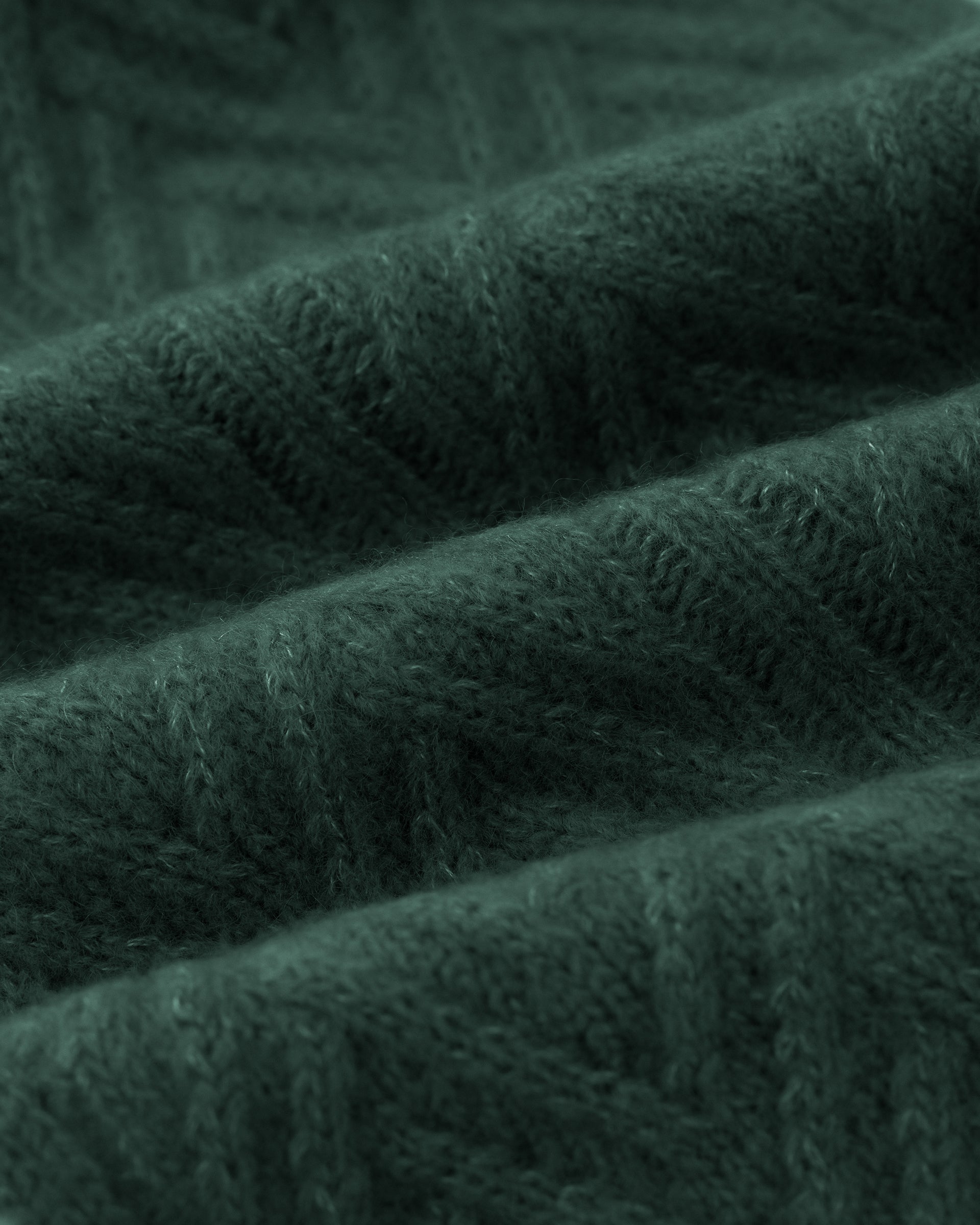 Damen Schal aus 75 % Kaschmir und 25 % Seide in Emerald – Schal mit Zopfmuster in mittelschwerer Strickqualität. Das zeitlose Design überzeugt durch seine markante Strickstruktur, die weiche Haptik und vielseitige Stylingmöglichkeiten.
