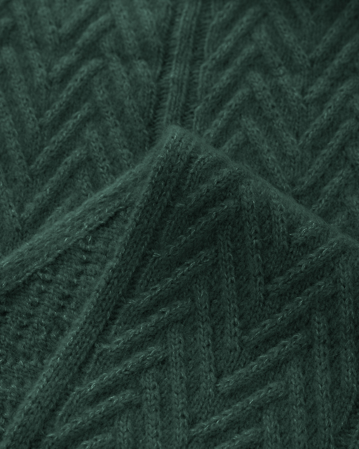 Damen Schal aus 75 % Kaschmir und 25 % Seide in Emerald – Schal mit Zopfmuster in mittelschwerer Strickqualität. Das zeitlose Design überzeugt durch seine markante Strickstruktur, die weiche Haptik und vielseitige Stylingmöglichkeiten.
