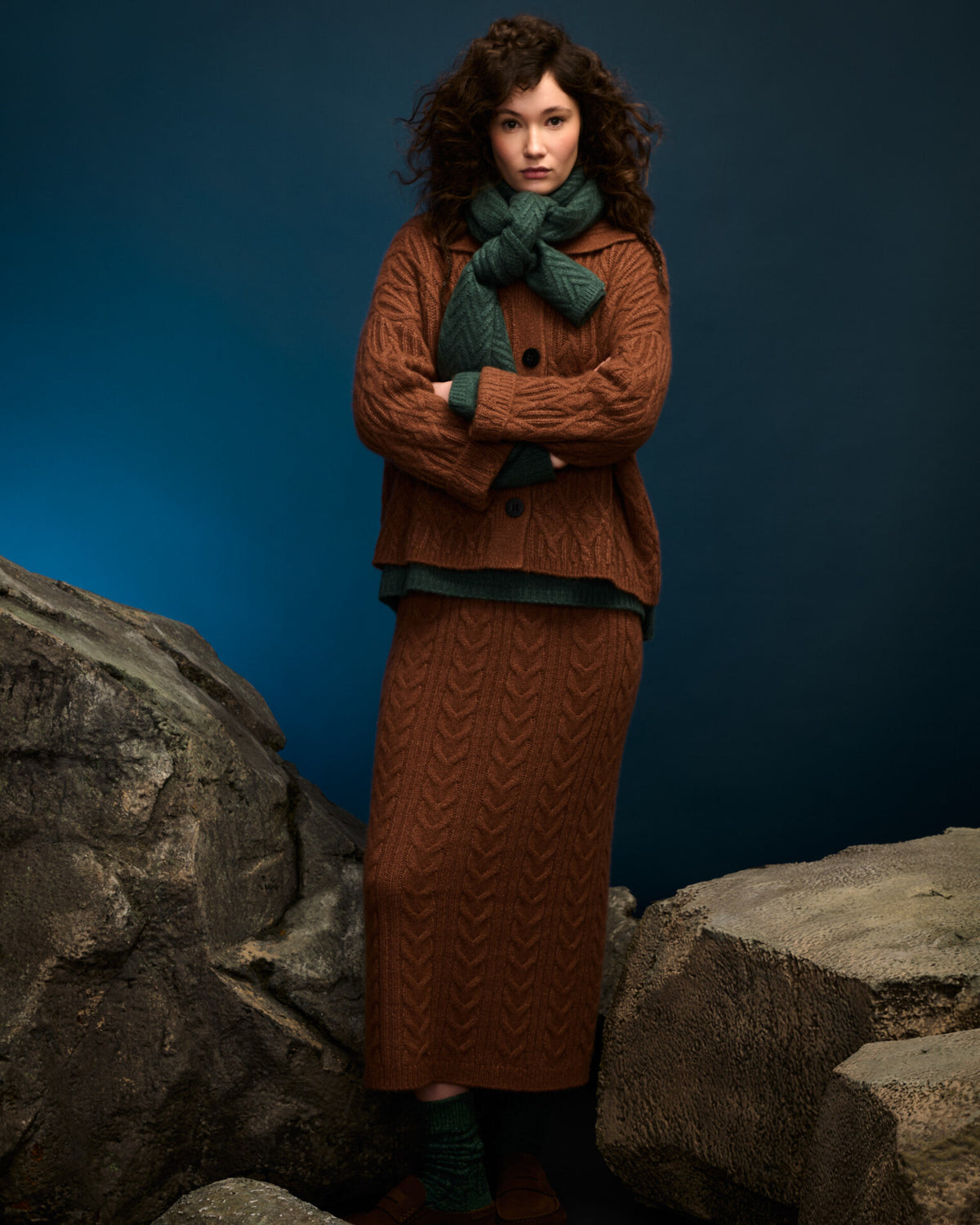 Damen Schal aus 75 % Kaschmir und 25 % Seide in Emerald – Schal mit Zopfmuster in mittelschwerer Strickqualität. Das zeitlose Design überzeugt durch seine markante Strickstruktur, die weiche Haptik und vielseitige Stylingmöglichkeiten.
