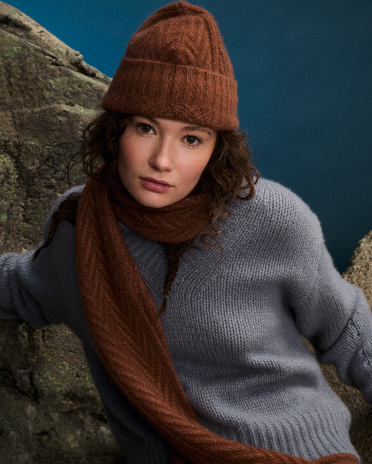 Damen Schal aus 75 % Kaschmir und 25 % Seide in Maple – Schal mit Zopfmuster in mittelschwerer Strickqualität. Das zeitlose Design überzeugt durch seine markante Strickstruktur, die weiche Haptik und vielseitige Stylingmöglichkeiten.