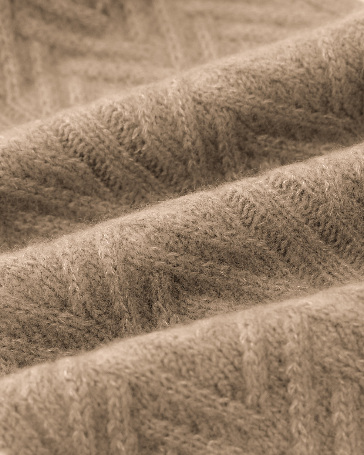 Damen Schal aus 75 % Kaschmir und 25 % Seide in Warm Sand – Schal mit Zopfmuster in mittelschwerer Strickqualität. Das zeitlose Design überzeugt durch seine markante Strickstruktur, die weiche Haptik und vielseitige Stylingmöglichkeiten.
