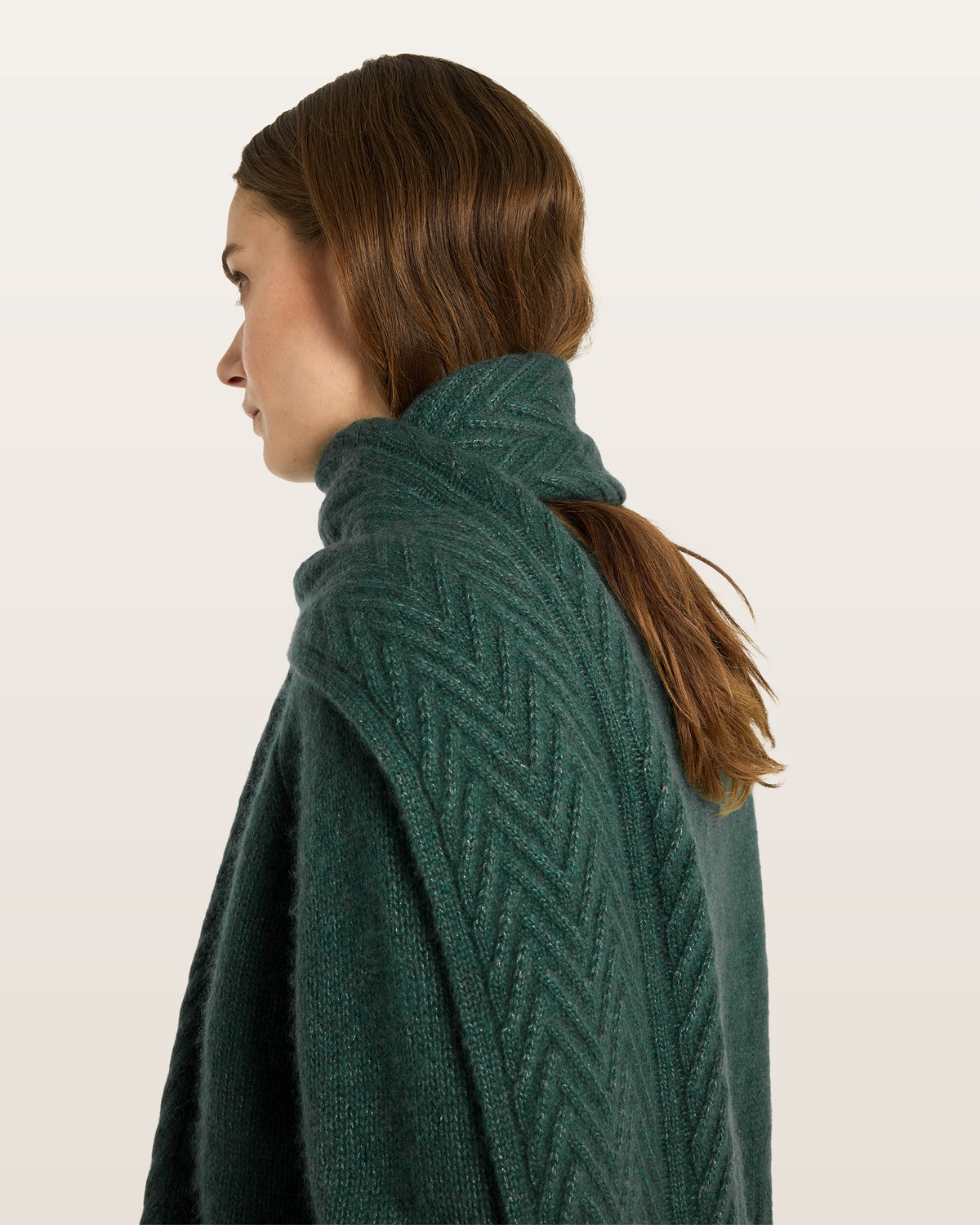 Damen Schal aus 75 % Kaschmir und 25 % Seide in Emerald – Schal mit Zopfmuster in mittelschwerer Strickqualität. Das zeitlose Design überzeugt durch seine markante Strickstruktur, die weiche Haptik und vielseitige Stylingmöglichkeiten.

