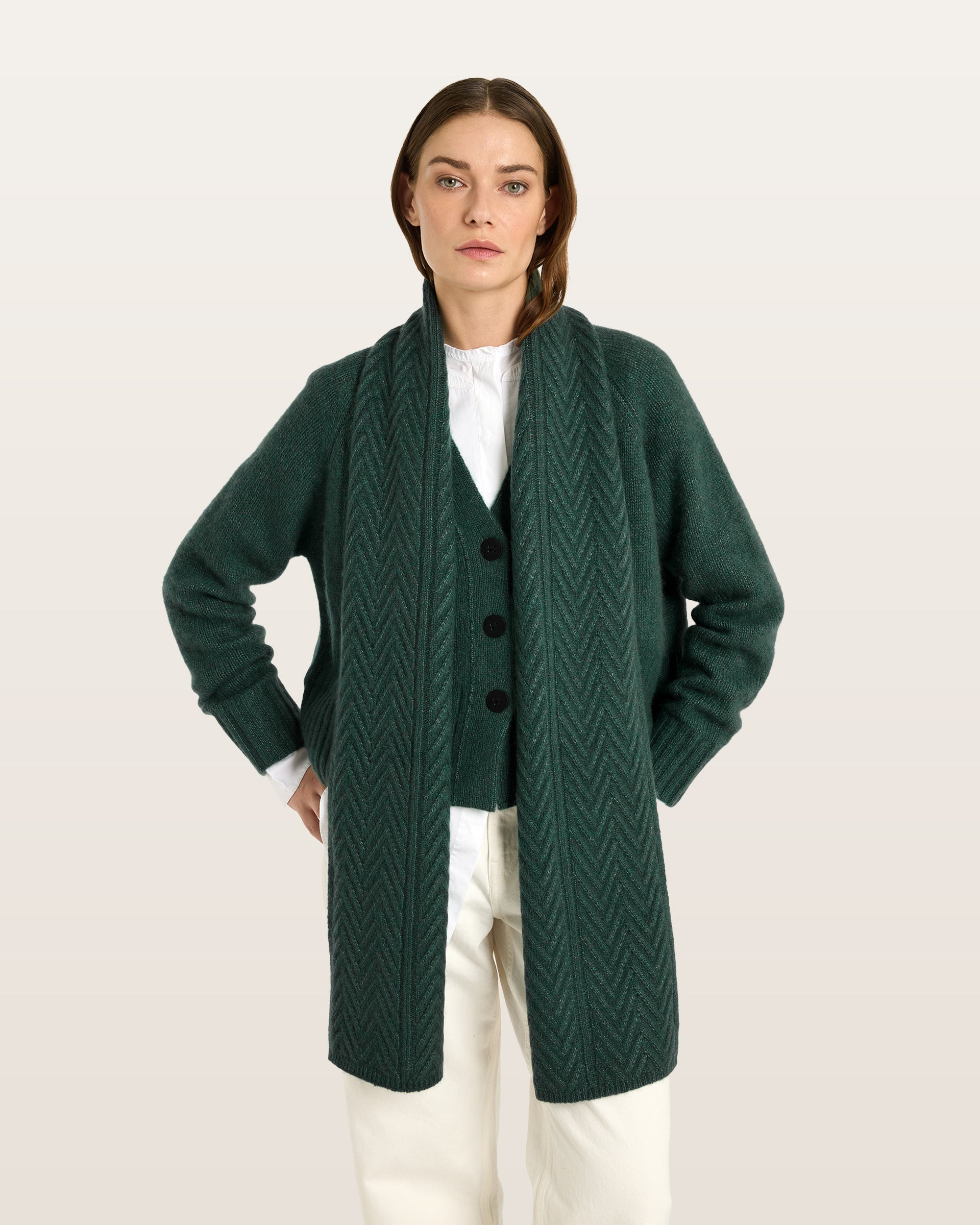 Damen Schal aus 75 % Kaschmir und 25 % Seide in Emerald – Schal mit Zopfmuster in mittelschwerer Strickqualität. Das zeitlose Design überzeugt durch seine markante Strickstruktur, die weiche Haptik und vielseitige Stylingmöglichkeiten.
