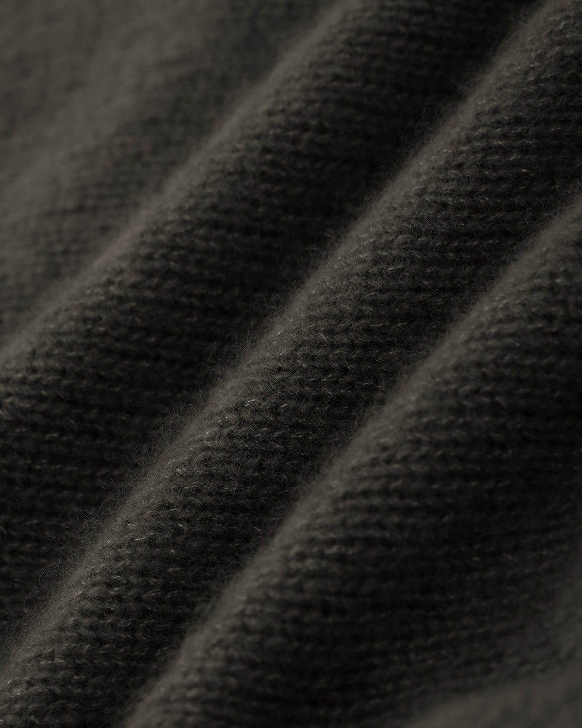 Damen Pullover aus 75 % Kaschmir und 25 % Seide in Black Forest – glatt gestrickter Pullover in mittelschwerer Qualität mit lockerer Passform, V-Ausschnitt mit breitem Kragen in Rippstruktur, Sattelschulter sowie langen, schmalen Ärmeln. Ärmelbündchen und Saum sind in Rippstruktur gearbeitet, ein besonderes Design-Detail am Saum rundet das Modell ab.