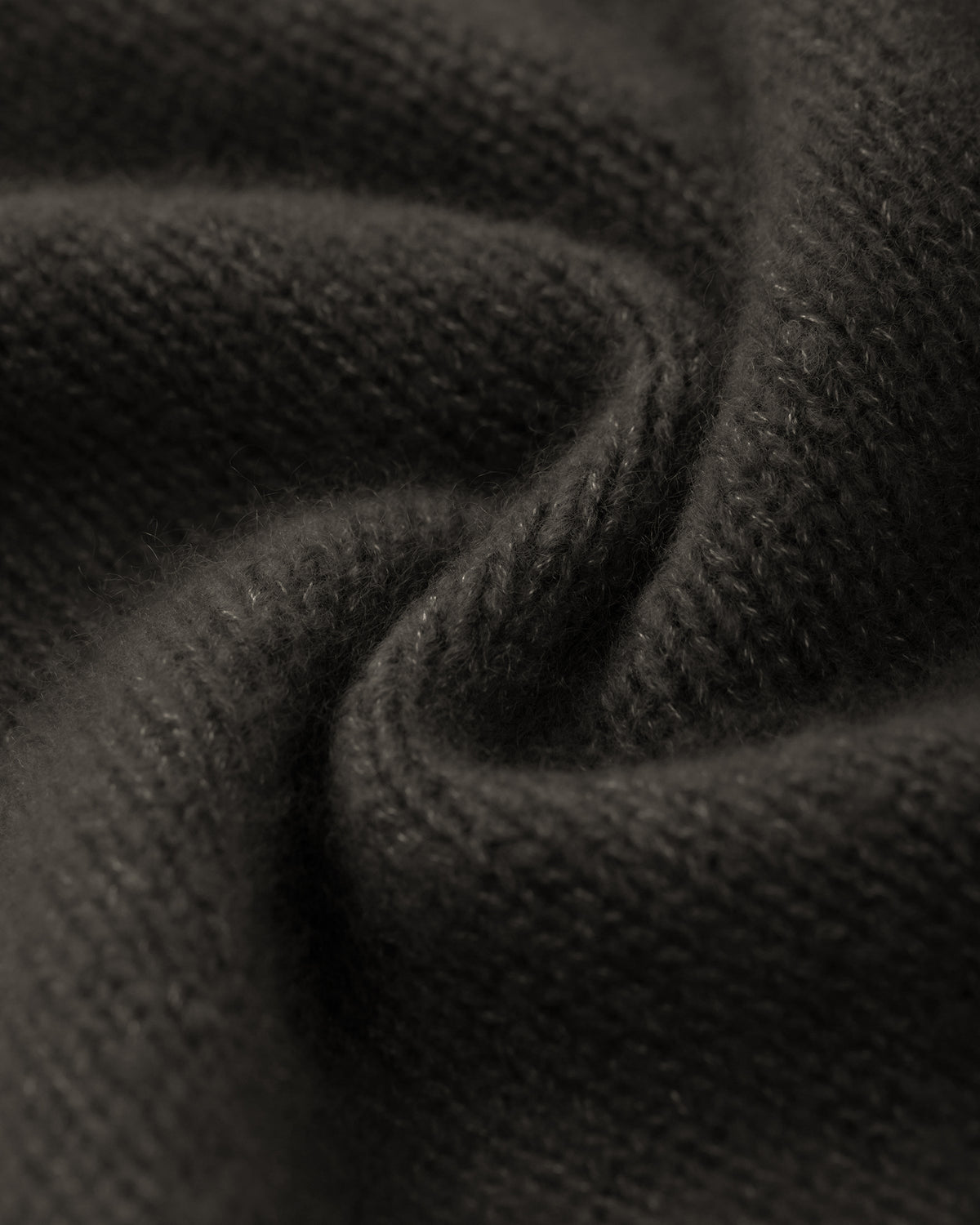 Damen Pullover aus 75 % Kaschmir und 25 % Seide in Black Forest – glatt gestrickter Pullover in mittelschwerer Qualität mit lockerer Passform, V-Ausschnitt mit breitem Kragen in Rippstruktur, Sattelschulter sowie langen, schmalen Ärmeln. Ärmelbündchen und Saum sind in Rippstruktur gearbeitet, ein besonderes Design-Detail am Saum rundet das Modell ab.