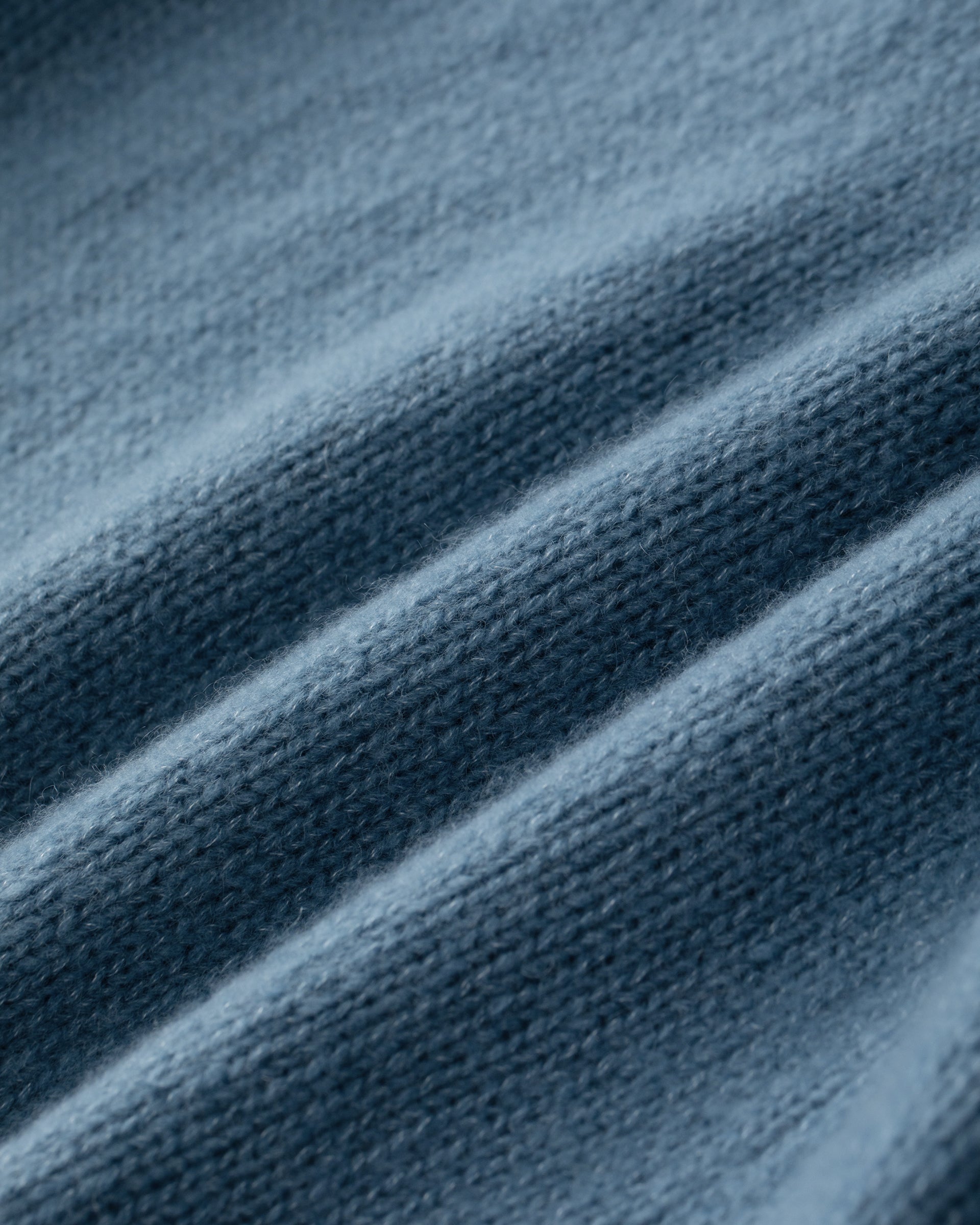 Damen Pullover aus 75 % Kaschmir und 25 % Seide in Blue Fog – glatt gestrickter Pullover in mittelschwerer Qualität mit lockerer Passform, V-Ausschnitt mit breitem Kragen in Rippstruktur, Sattelschulter sowie langen, schmalen Ärmeln. Ärmelbündchen und Saum sind in Rippstruktur gearbeitet, ein besonderes Design-Detail am Saum rundet das Modell ab.