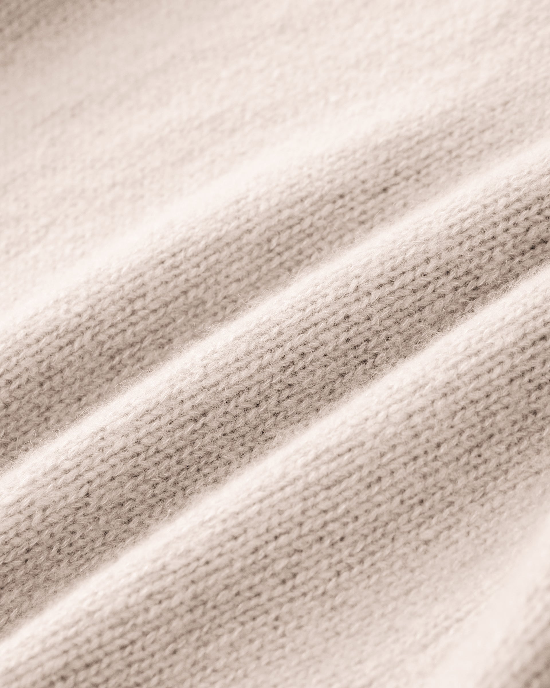 Damen Pullover aus 75 % Kaschmir und 25 % Seide in Wheat – glatt gestrickter Pullover in mittelschwerer Qualität mit lockerer Passform, V-Ausschnitt mit breitem Kragen in Rippstruktur, Sattelschulter sowie langen, schmalen Ärmeln. Ärmelbündchen und Saum sind in Rippstruktur gearbeitet, ein besonderes Design-Detail am Saum rundet das Modell ab.