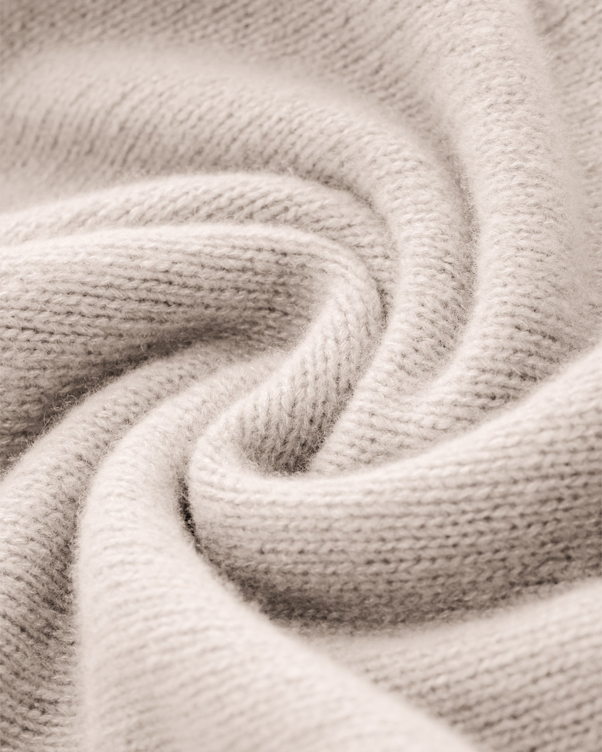 Damen Pullover aus 75 % Kaschmir und 25 % Seide in Wheat – glatt gestrickter Pullover in mittelschwerer Qualität mit lockerer Passform, V-Ausschnitt mit breitem Kragen in Rippstruktur, Sattelschulter sowie langen, schmalen Ärmeln. Ärmelbündchen und Saum sind in Rippstruktur gearbeitet, ein besonderes Design-Detail am Saum rundet das Modell ab.
