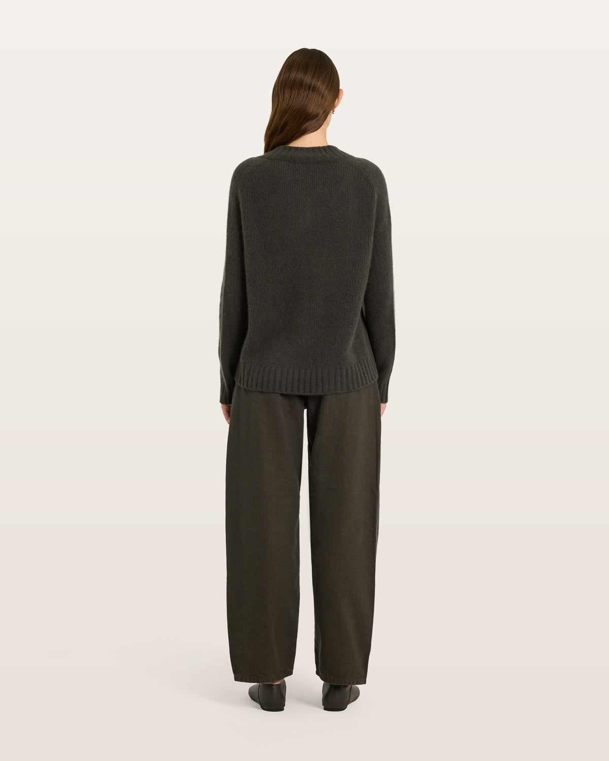 Damen Pullover aus 75 % Kaschmir und 25 % Seide in Black Forest – glatt gestrickter Pullover in mittelschwerer Qualität mit lockerer Passform, V-Ausschnitt mit breitem Kragen in Rippstruktur, Sattelschulter sowie langen, schmalen Ärmeln. Ärmelbündchen und Saum sind in Rippstruktur gearbeitet, ein besonderes Design-Detail am Saum rundet das Modell ab.