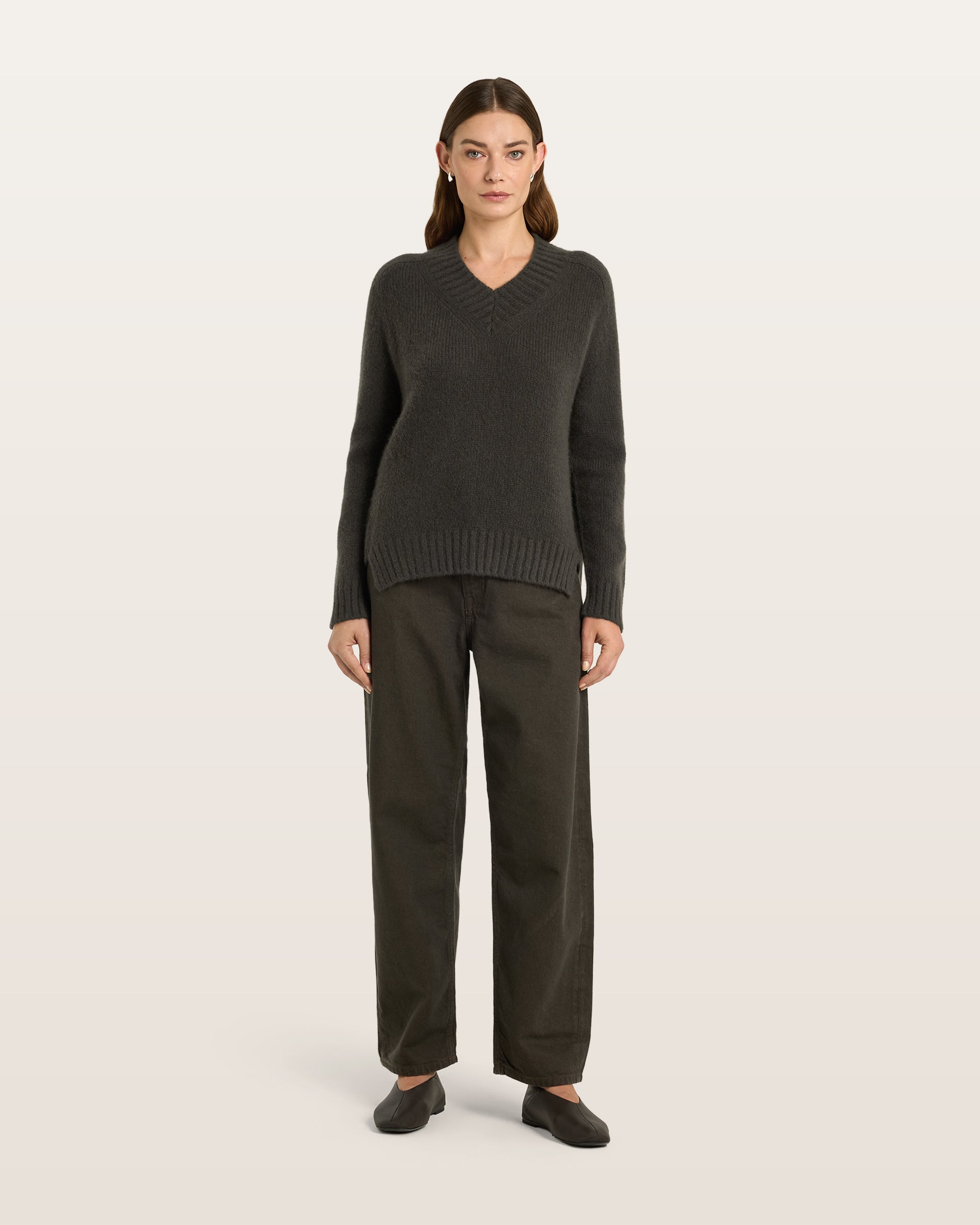 Damen Pullover aus 75 % Kaschmir und 25 % Seide in Black Forest – glatt gestrickter Pullover in mittelschwerer Qualität mit lockerer Passform, V-Ausschnitt mit breitem Kragen in Rippstruktur, Sattelschulter sowie langen, schmalen Ärmeln. Ärmelbündchen und Saum sind in Rippstruktur gearbeitet, ein besonderes Design-Detail am Saum rundet das Modell ab.