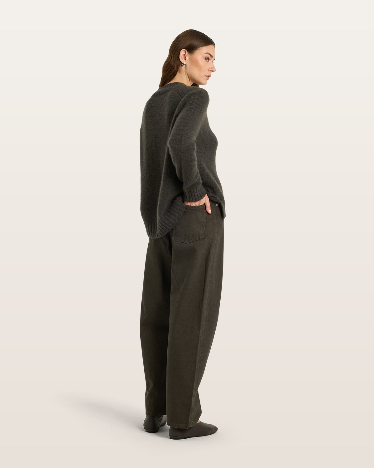 Damen Pullover aus 75 % Kaschmir und 25 % Seide in Black Forest – glatt gestrickter Pullover in mittelschwerer Qualität mit lockerer Passform, V-Ausschnitt mit breitem Kragen in Rippstruktur, Sattelschulter sowie langen, schmalen Ärmeln. Ärmelbündchen und Saum sind in Rippstruktur gearbeitet, ein besonderes Design-Detail am Saum rundet das Modell ab.