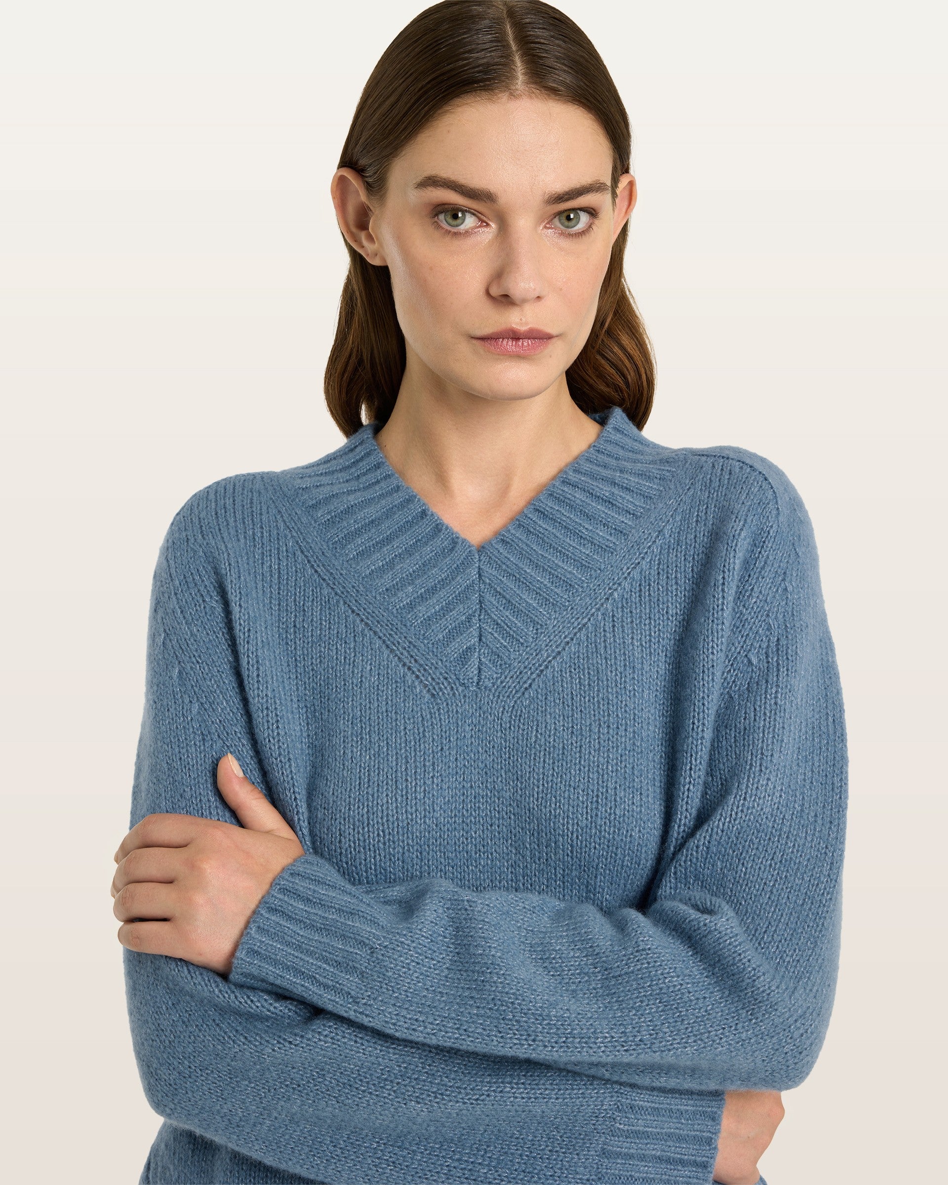 Damen Pullover aus 75 % Kaschmir und 25 % Seide in Blue Fog – glatt gestrickter Pullover in mittelschwerer Qualität mit lockerer Passform, V-Ausschnitt mit breitem Kragen in Rippstruktur, Sattelschulter sowie langen, schmalen Ärmeln. Ärmelbündchen und Saum sind in Rippstruktur gearbeitet, ein besonderes Design-Detail am Saum rundet das Modell ab.