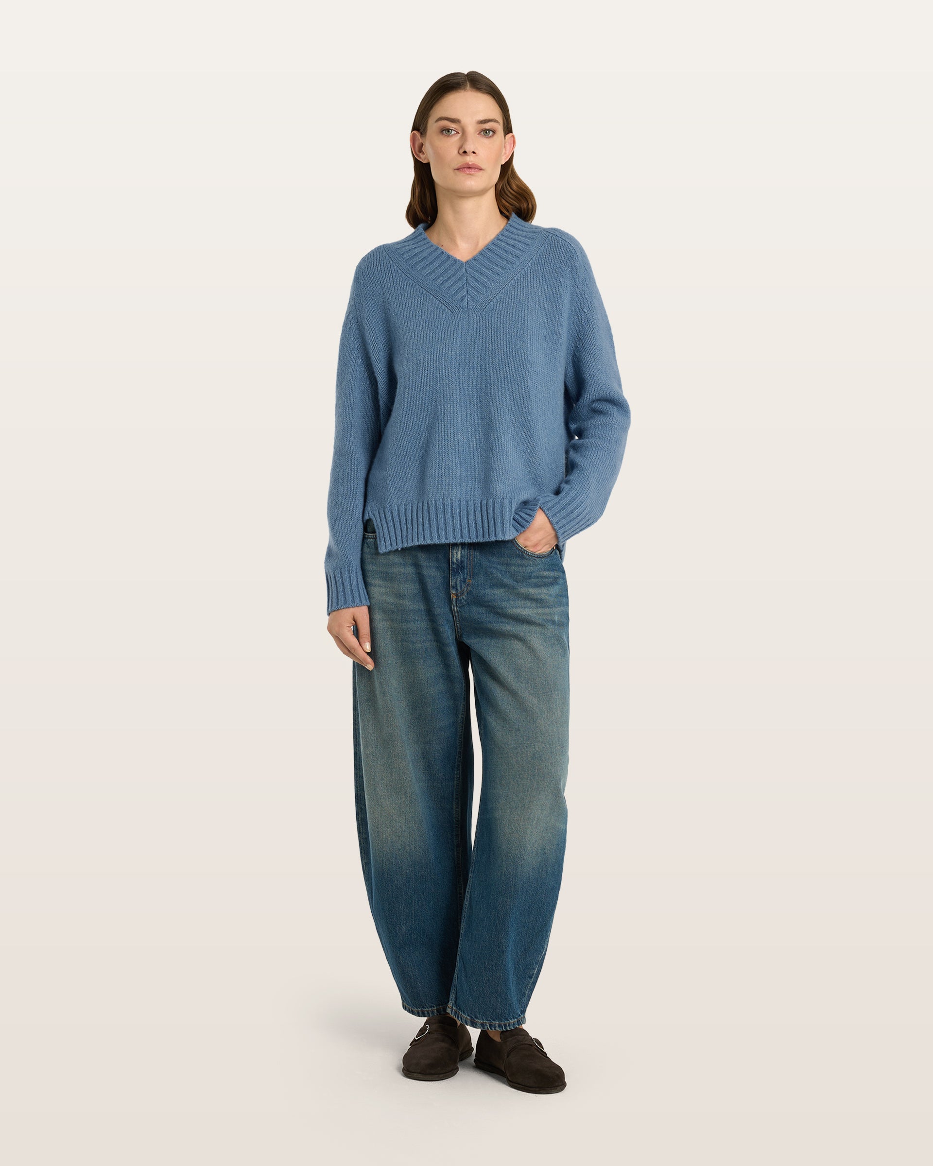 Damen Pullover aus 75 % Kaschmir und 25 % Seide in Blue Fog – glatt gestrickter Pullover in mittelschwerer Qualität mit lockerer Passform, V-Ausschnitt mit breitem Kragen in Rippstruktur, Sattelschulter sowie langen, schmalen Ärmeln. Ärmelbündchen und Saum sind in Rippstruktur gearbeitet, ein besonderes Design-Detail am Saum rundet das Modell ab.