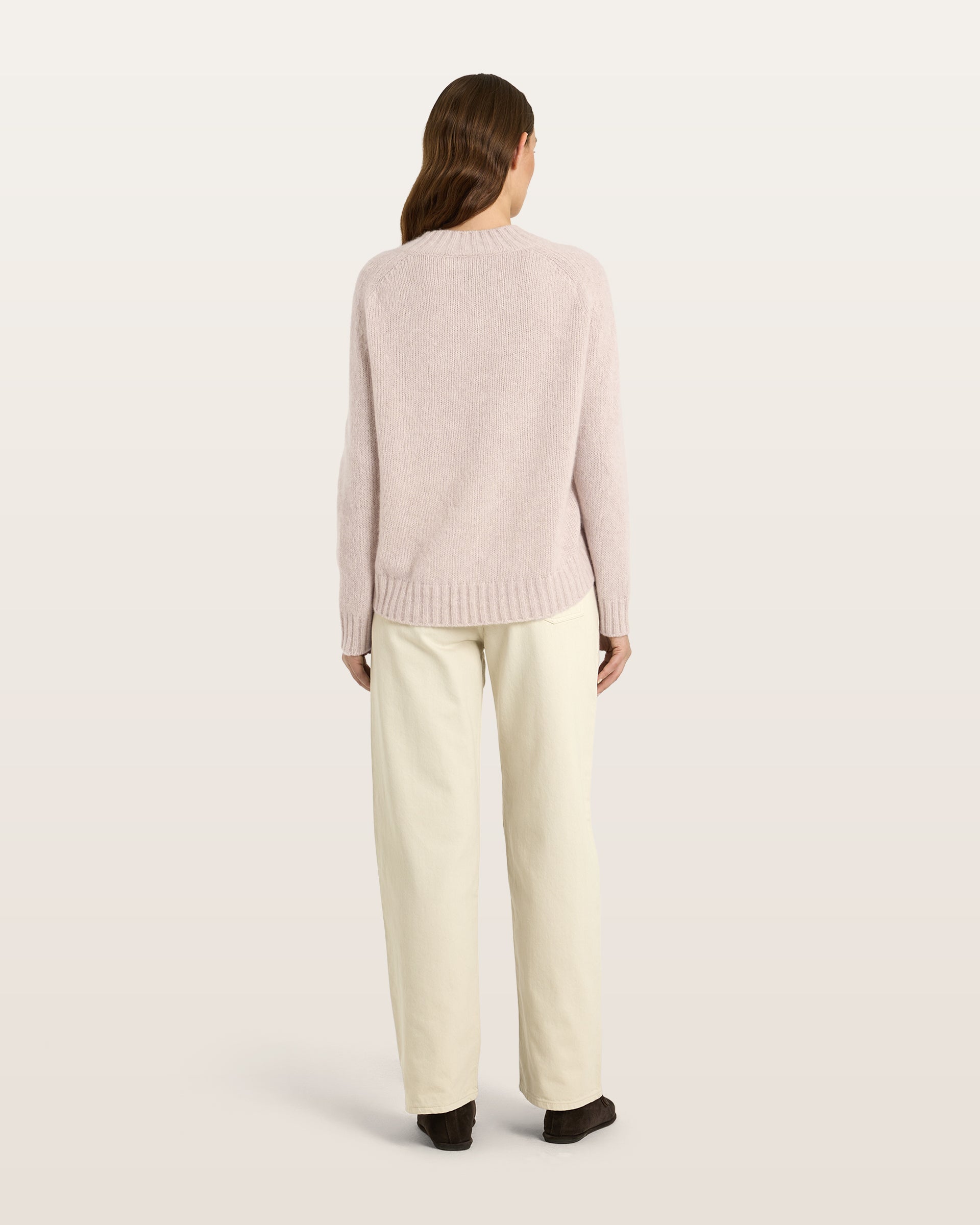Damen Pullover aus 75 % Kaschmir und 25 % Seide in Wheat – glatt gestrickter Pullover in mittelschwerer Qualität mit lockerer Passform, V-Ausschnitt mit breitem Kragen in Rippstruktur, Sattelschulter sowie langen, schmalen Ärmeln. Ärmelbündchen und Saum sind in Rippstruktur gearbeitet, ein besonderes Design-Detail am Saum rundet das Modell ab.